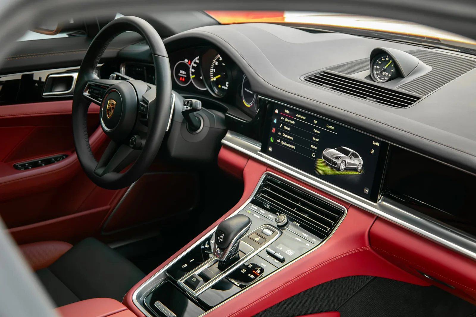 Loyer Porsche Panamera  Orange 2023 en Abou Dabi - 12 