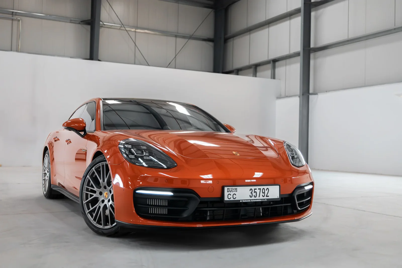 Loyer Porsche Panamera  Orange 2023 en Abou Dabi - 2 