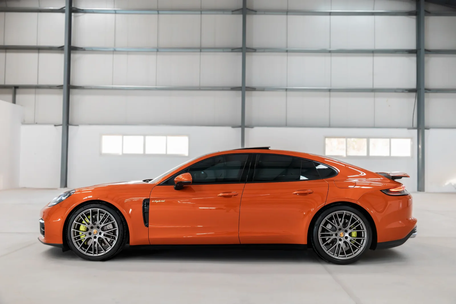 Loyer Porsche Panamera  Orange 2023 en Abou Dabi - 9 