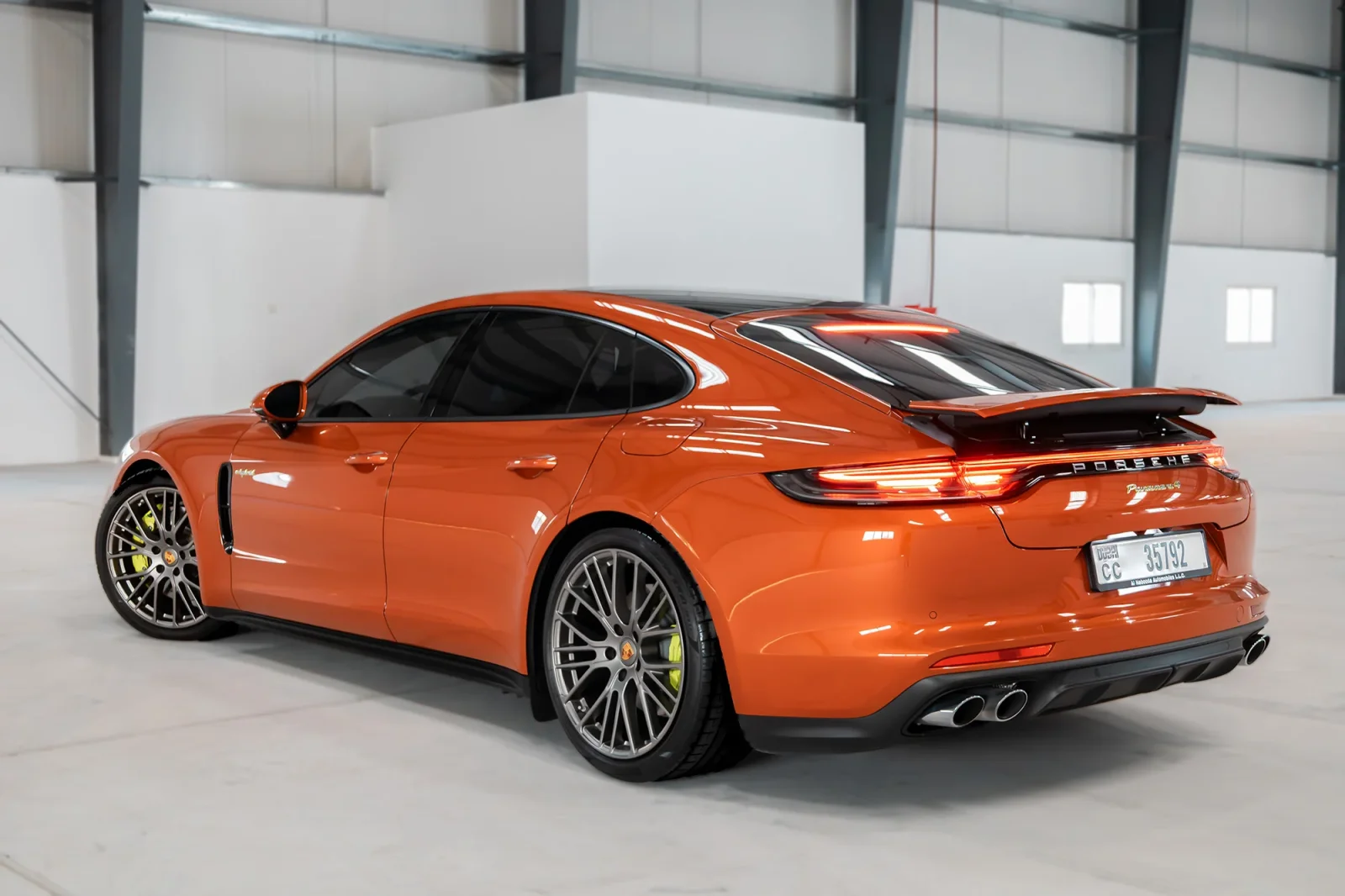 Loyer Porsche Panamera  Orange 2023 en Abou Dabi - 10 