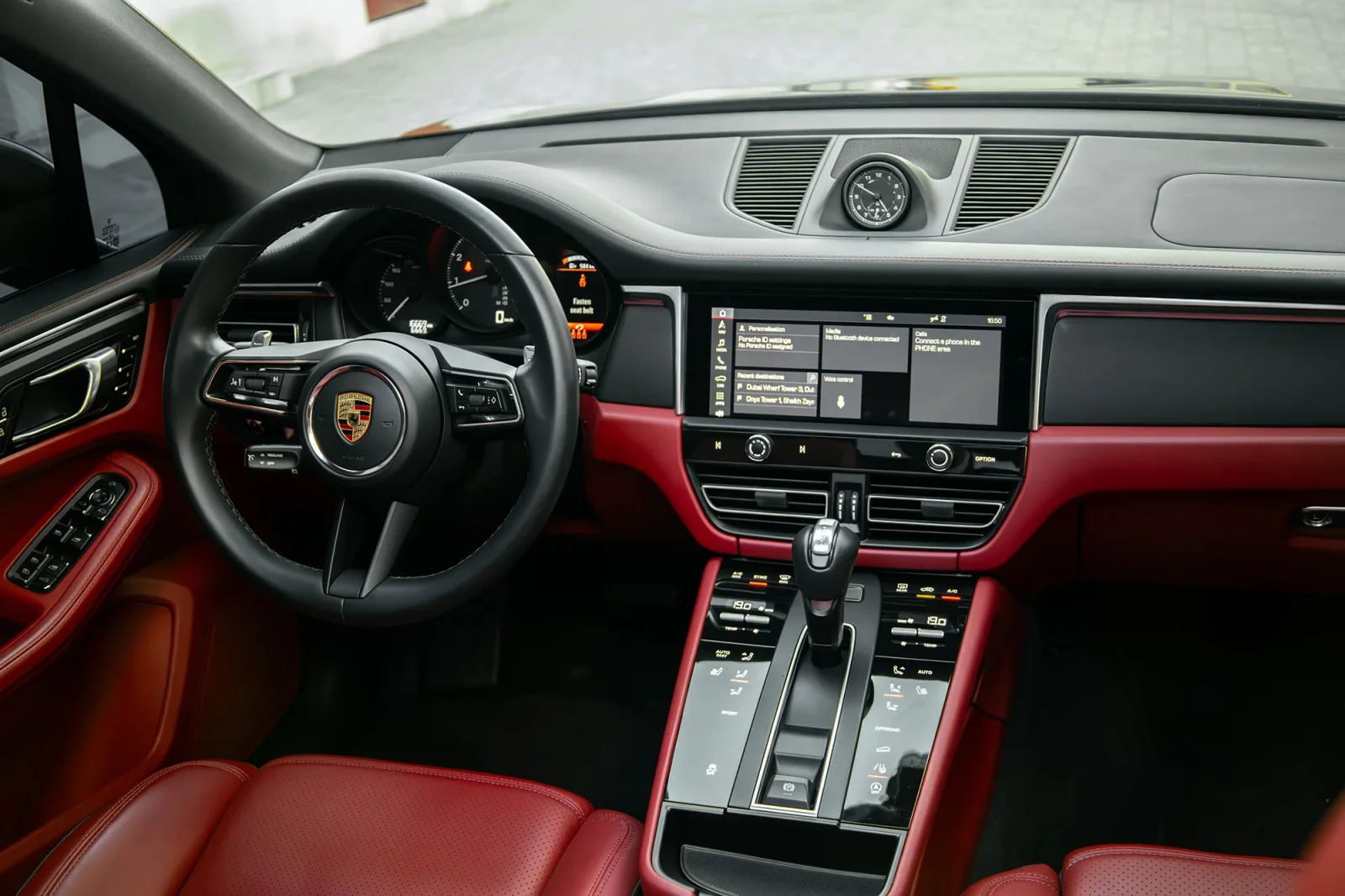 Affitto Porsche Macan  Nero 2024 in Abu Dhabi - 5 