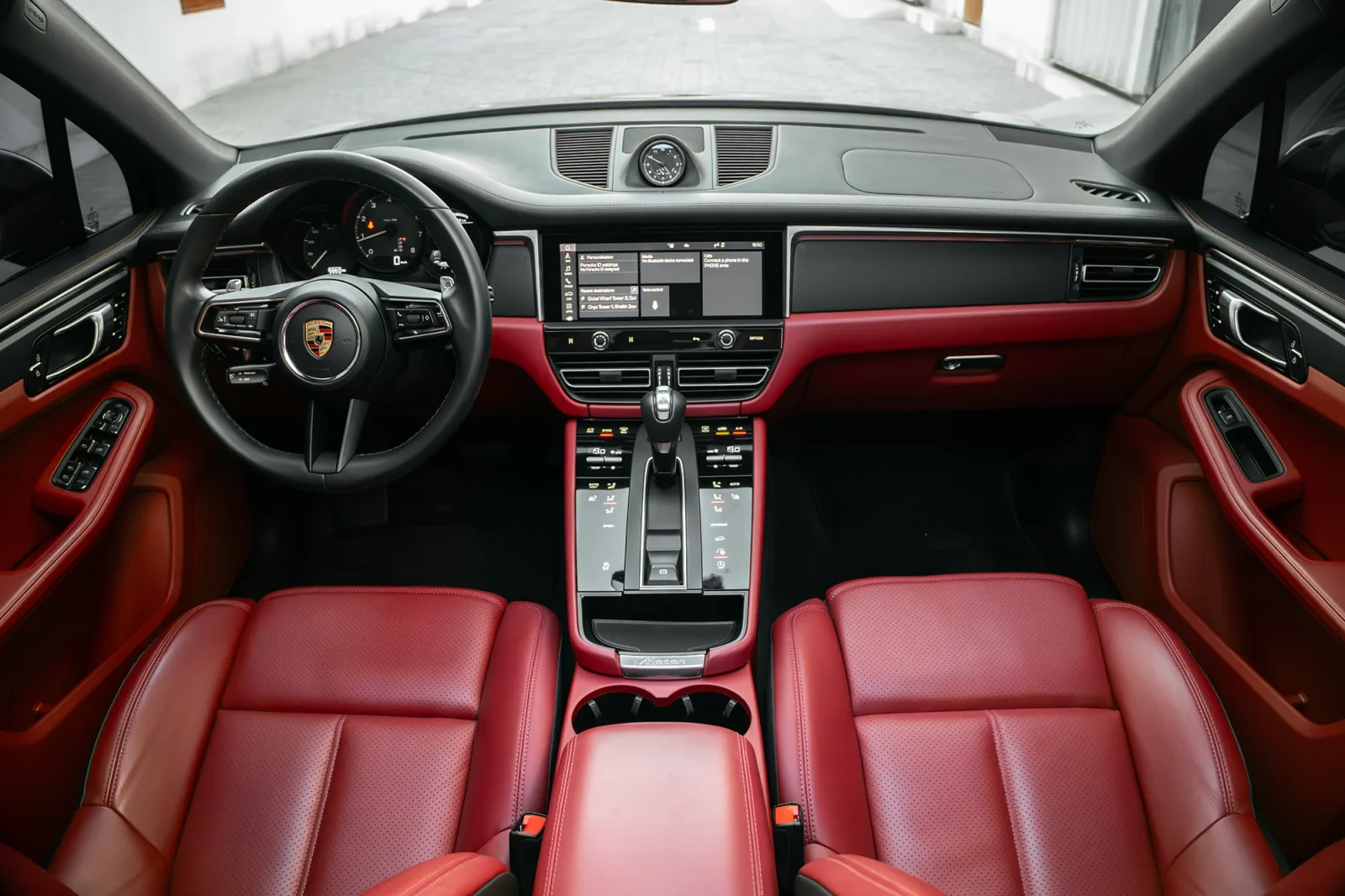 Affitto Porsche Macan  Nero 2024 in Abu Dhabi - 4 