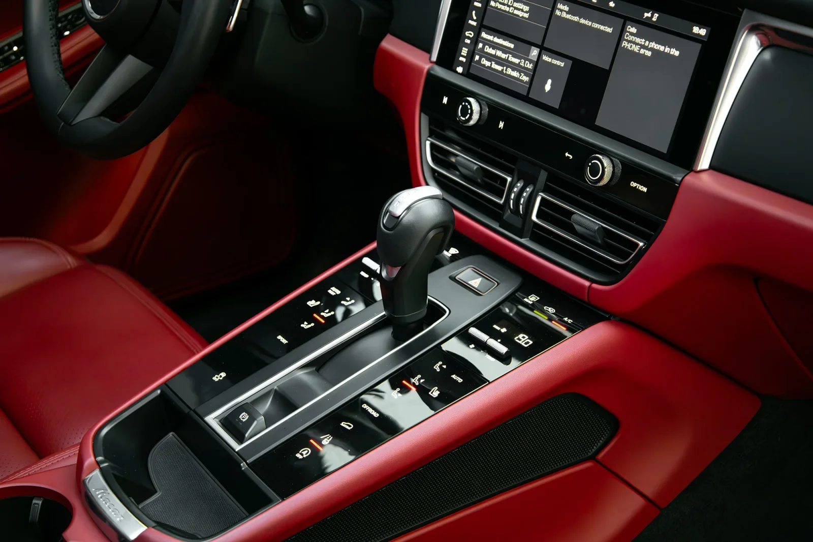 Affitto Porsche Macan  Nero 2024 in Abu Dhabi - 9 