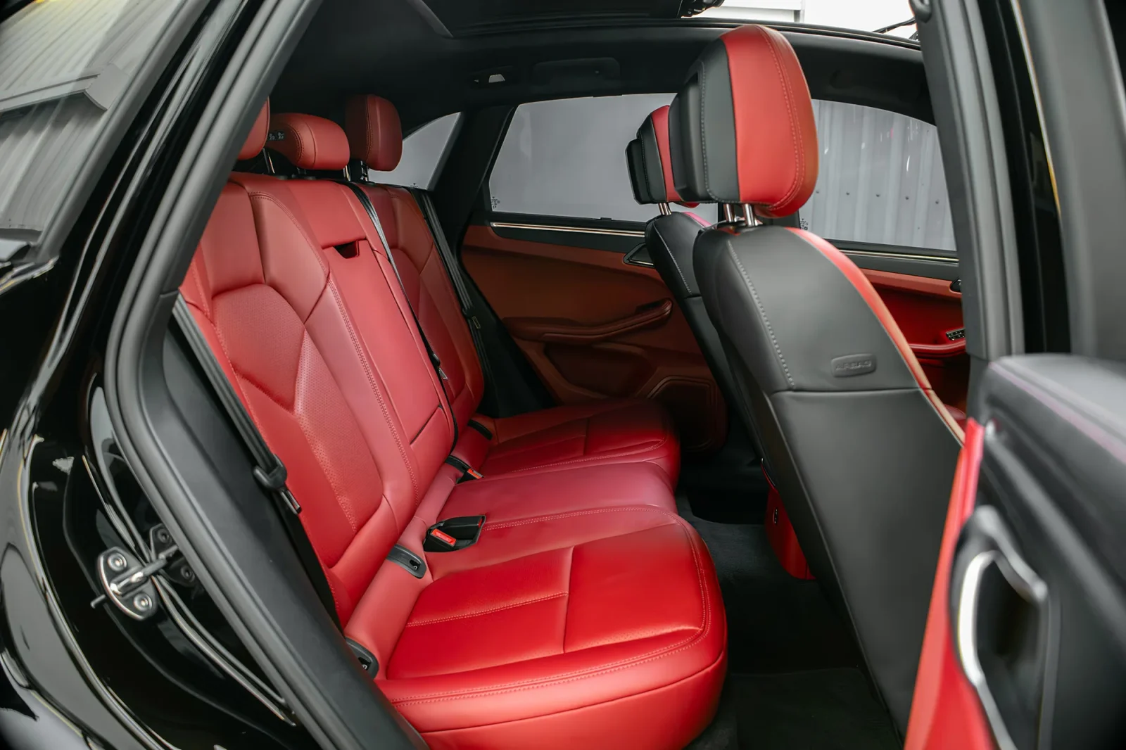 Affitto Porsche Macan  Nero 2024 in Abu Dhabi - 8 