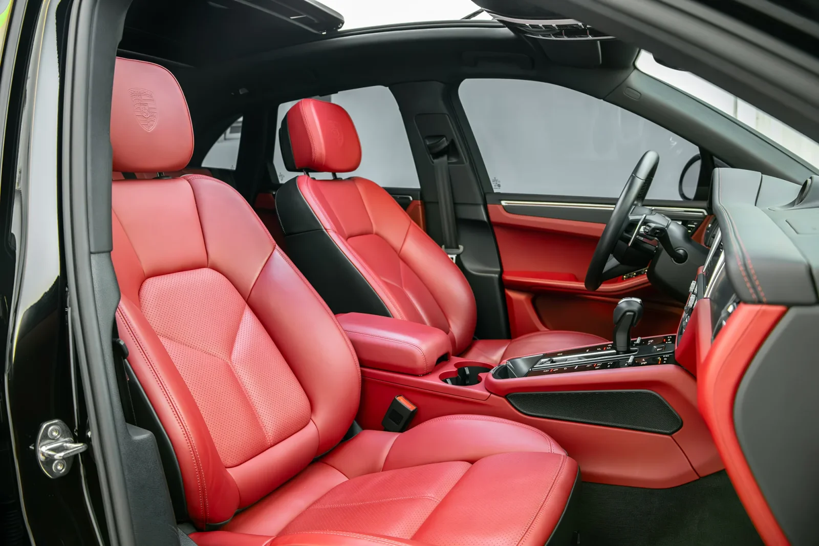 Affitto Porsche Macan  Nero 2024 in Abu Dhabi - 7 