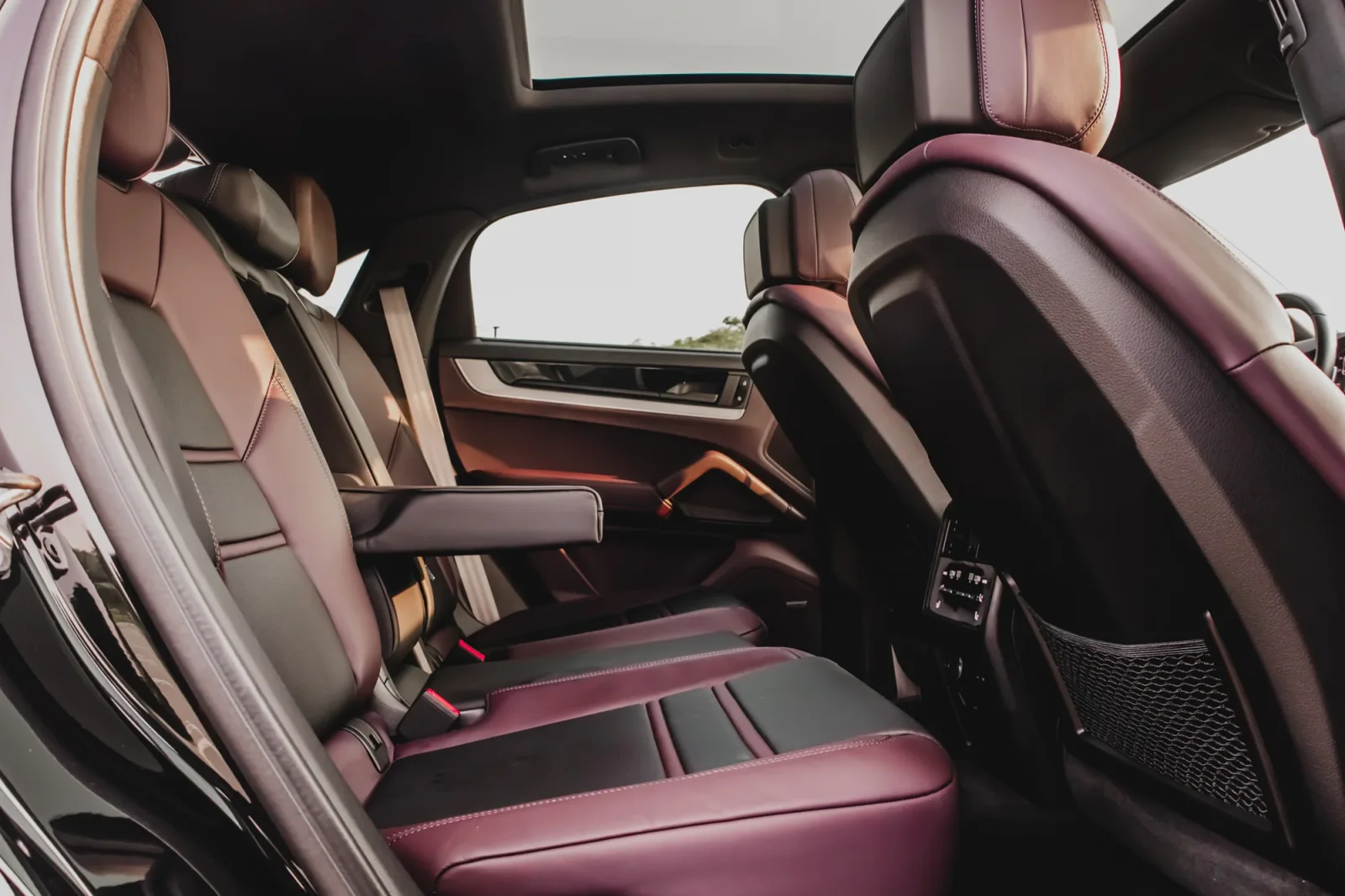 Alquiler Porsche Cayenne  Negro 2024 en Abu Dabi - 7 