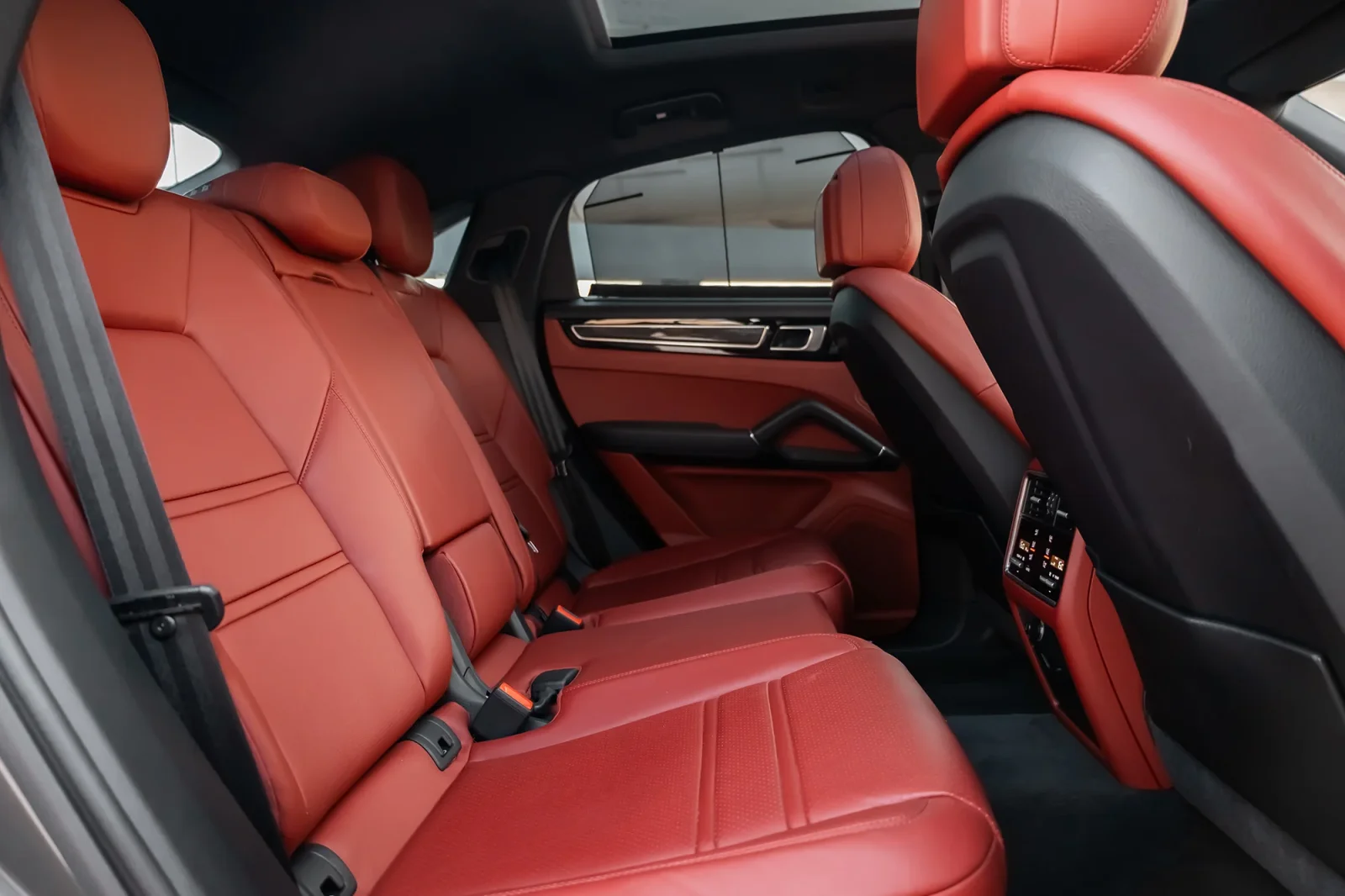 Affitto Porsche Cayenne  Grigio 2023 in Abu Dhabi - 6 