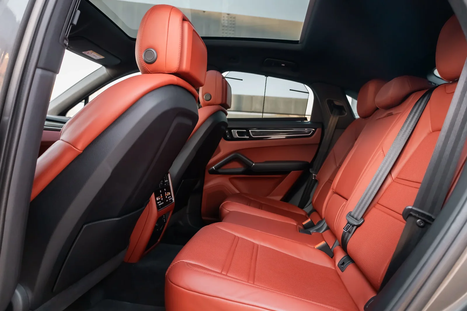 Affitto Porsche Cayenne  Grigio 2023 in Abu Dhabi - 5 