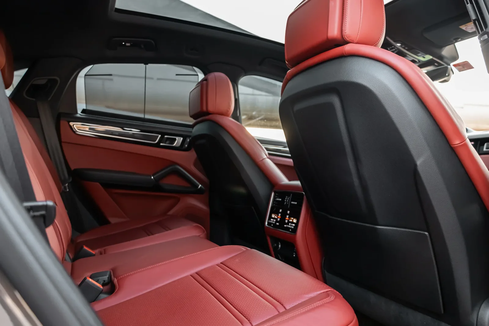 Affitto Porsche Cayenne  Grigio 2023 in Abu Dhabi - 7 