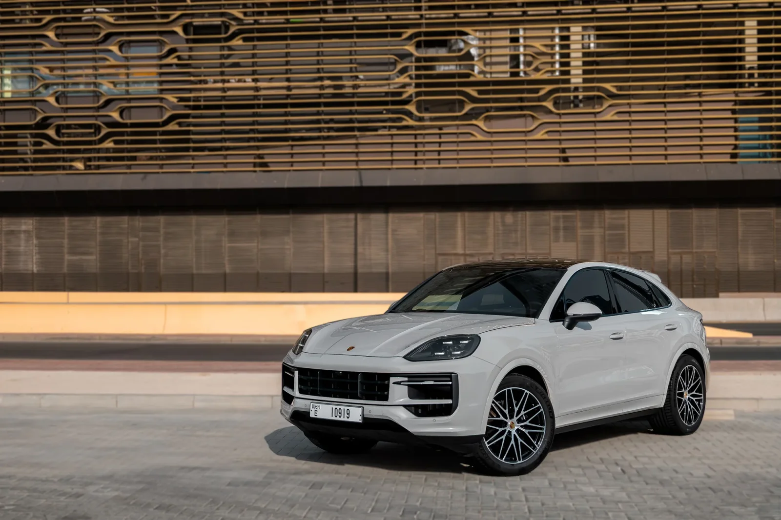 Loyer Porsche Cayenne Coupe  Gris 2024 en Abou Dabi - 9 