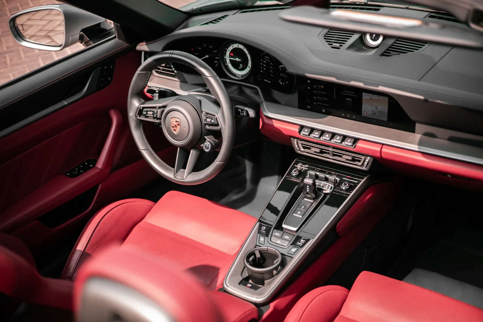 Affitto Porsche 911 Carrera Grigio 2023 in Abu Dhabi - 3 