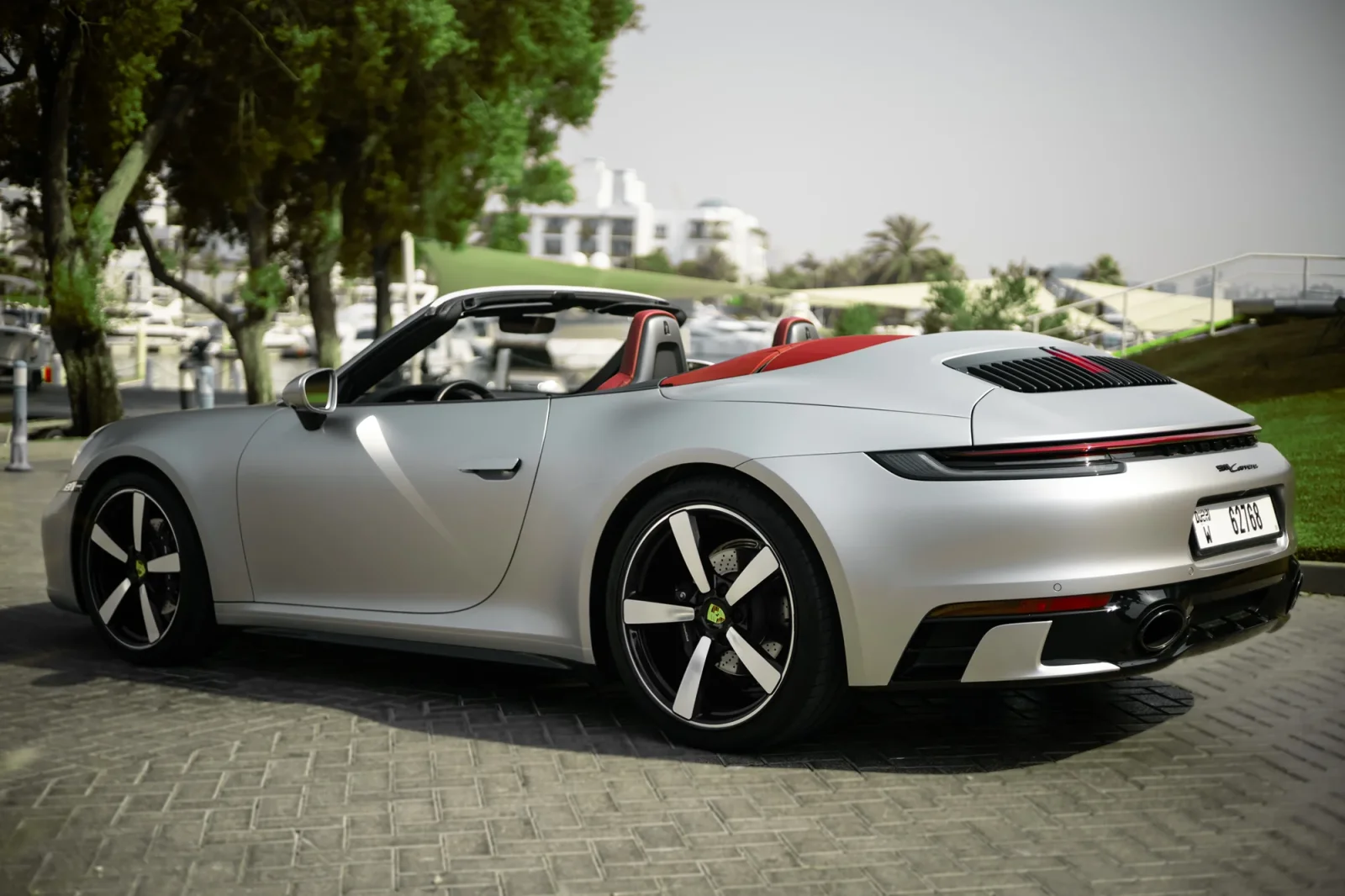 Affitto Porsche 911 Carrera Grigio 2023 in Abu Dhabi - 9 