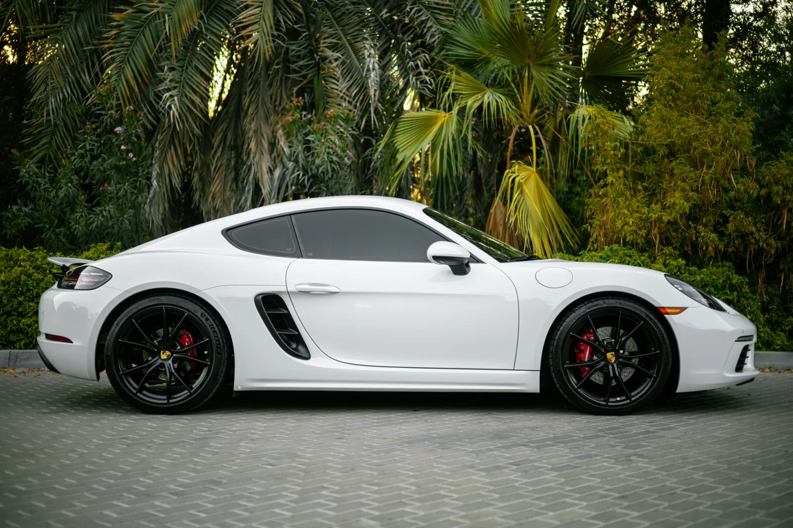 Affitto Porsche Cayman S Bianco 2022 in Abu Dhabi - 8 
