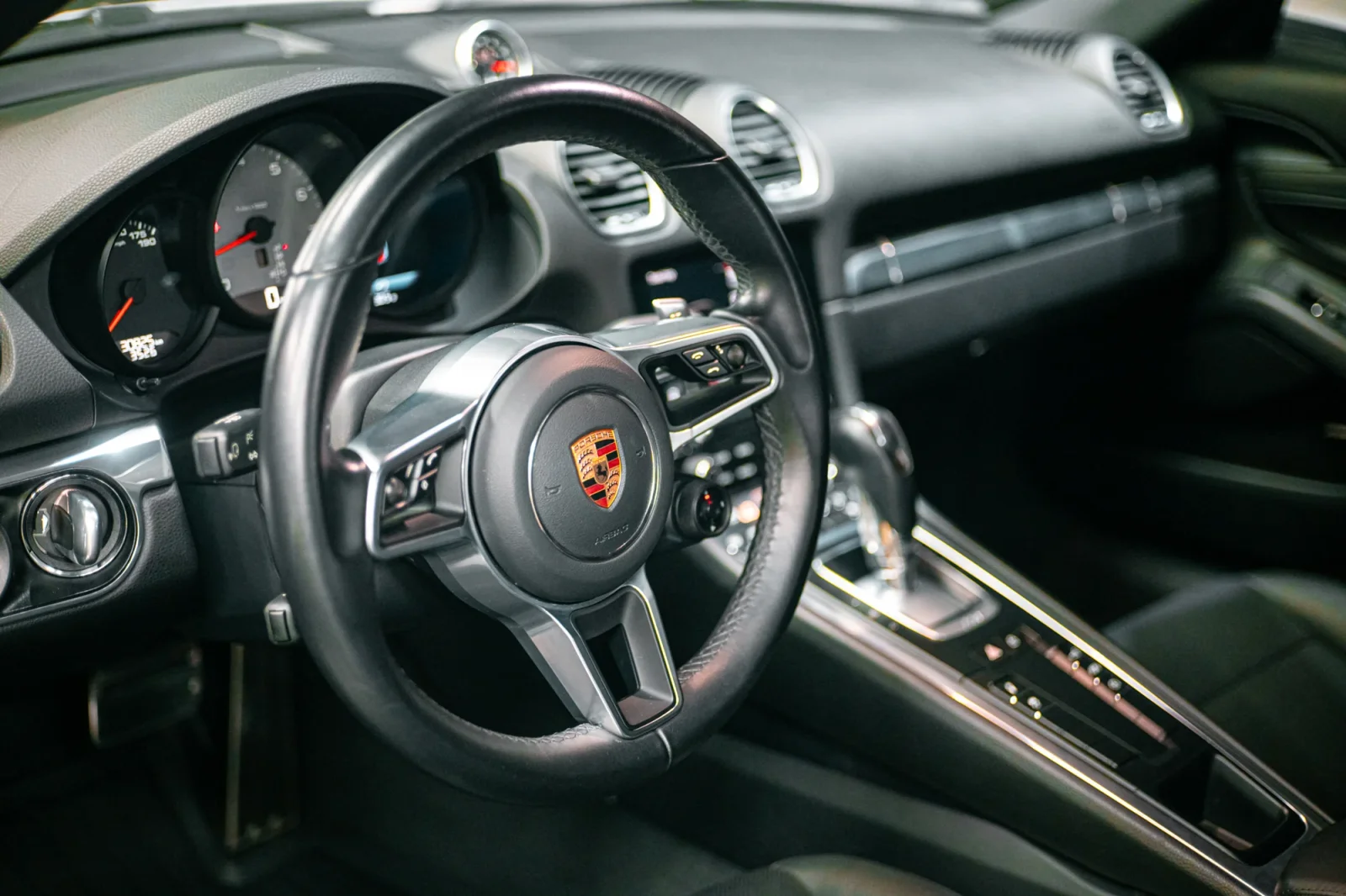 Affitto Porsche Cayman S Bianco 2022 in Abu Dhabi - 4 