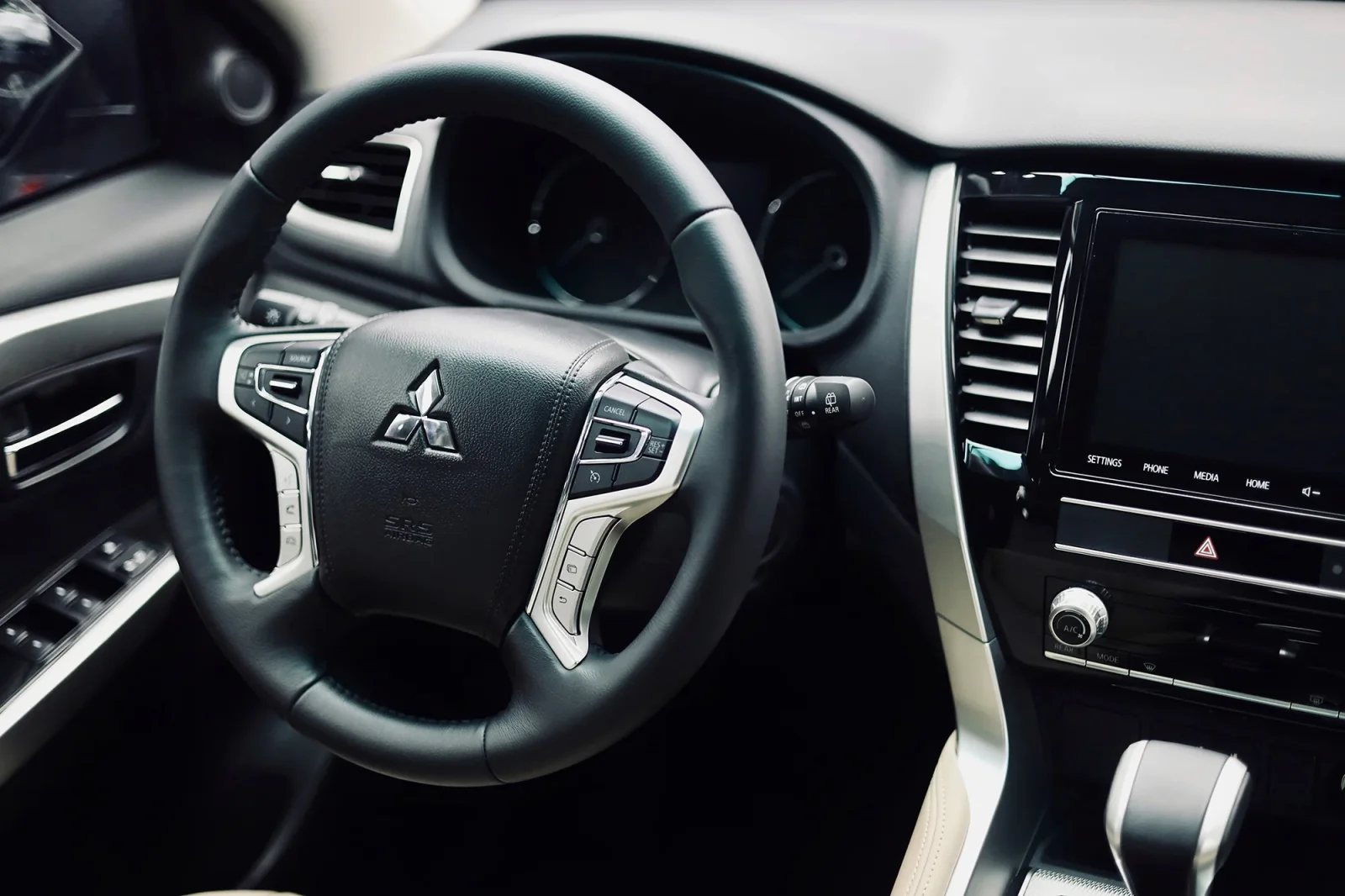 Аренда Mitsubishi Montero Sport  Красный 2023 в Абу-Даби - 6 