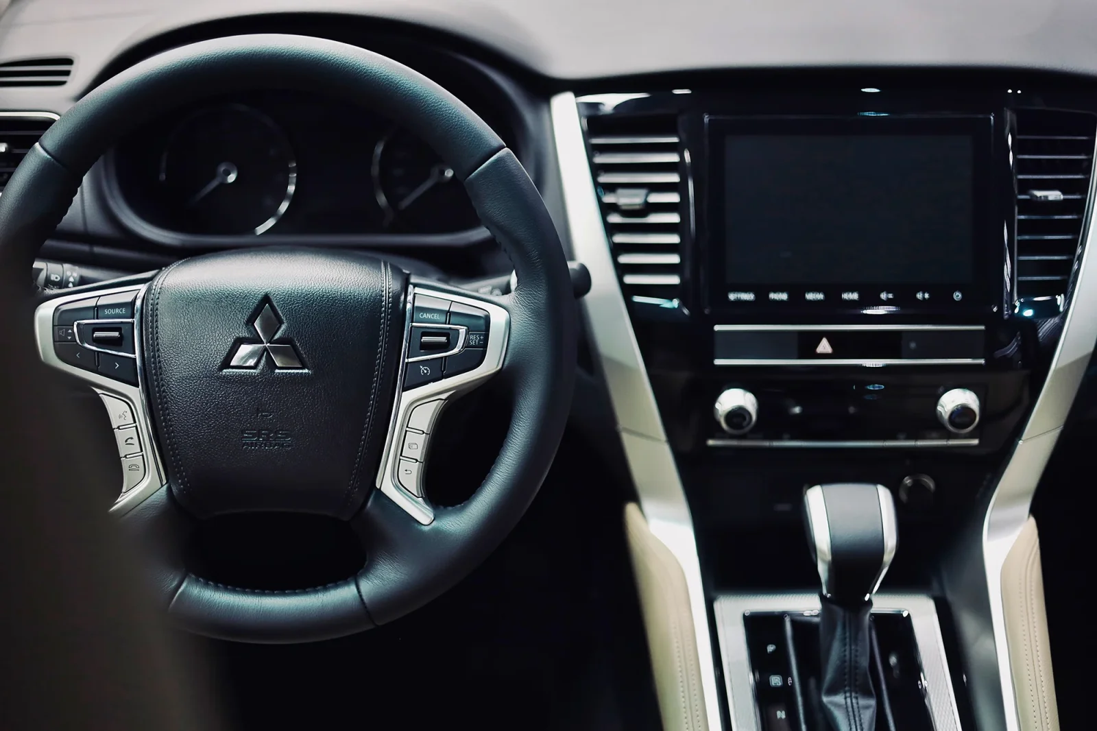 Аренда Mitsubishi Montero Sport  Красный 2023 в Абу-Даби - 4 