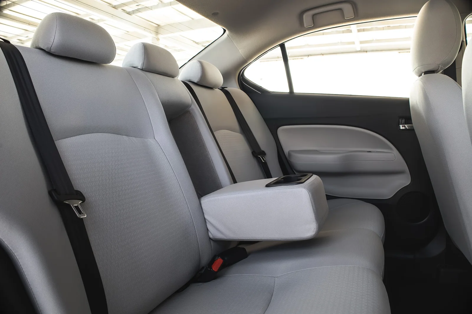 Affitto Mitsubishi Attrage  Grigio 2025 in Abu Dhabi - 5 