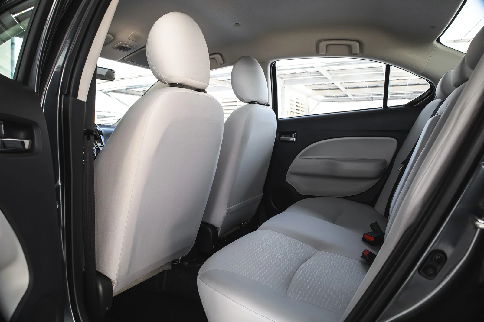 Affitto Mitsubishi Attrage  Grigio 2025 in Abu Dhabi - 6 