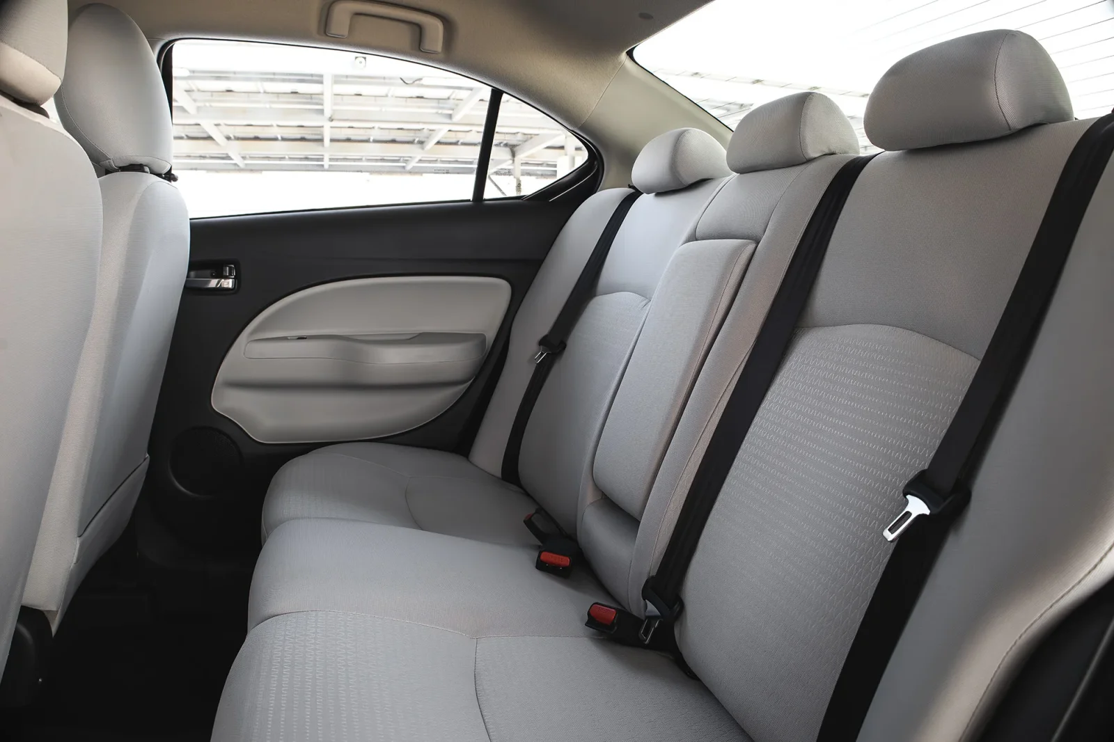 Affitto Mitsubishi Attrage  Grigio 2025 in Abu Dhabi - 7 