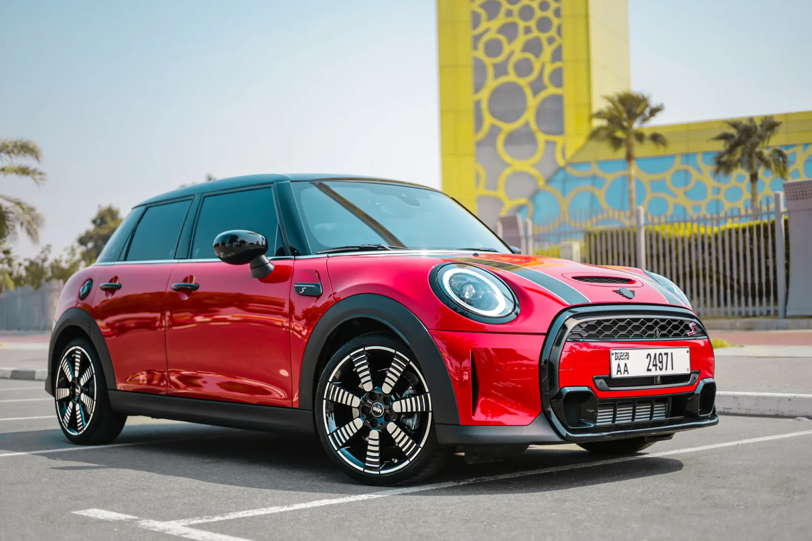 Аренда Mini Cooper S Красный 2023 в Абу-Даби