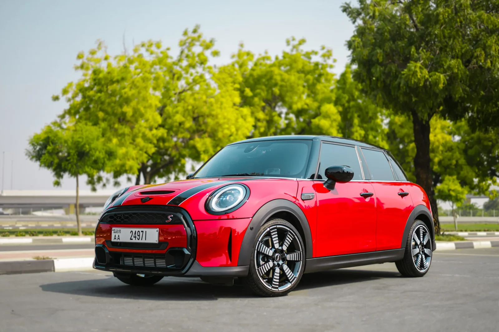 Аренда Mini Cooper S Красный 2023 в Абу-Даби - 2 