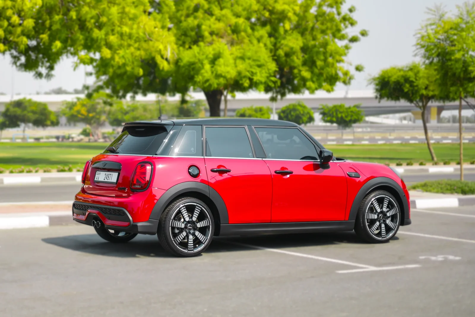 Аренда Mini Cooper S Красный 2023 в Абу-Даби - 7 