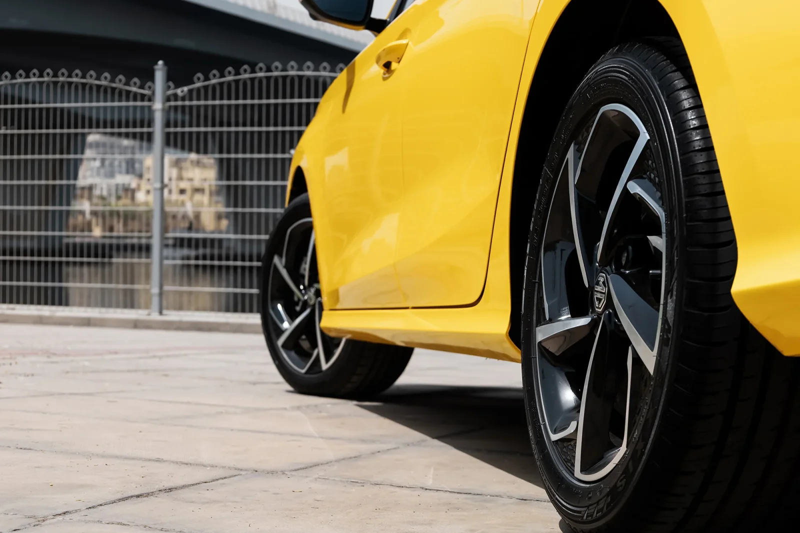 Affitto MG gt  Giallo 2025 in Abu Dhabi - 13 