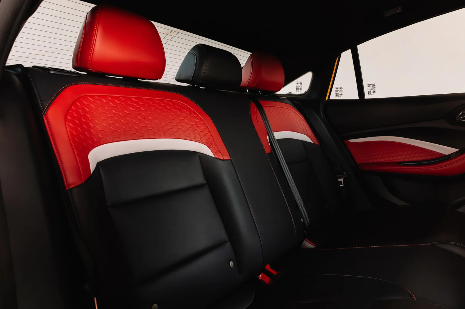 Affitto MG gt  Giallo 2025 in Abu Dhabi - 7 