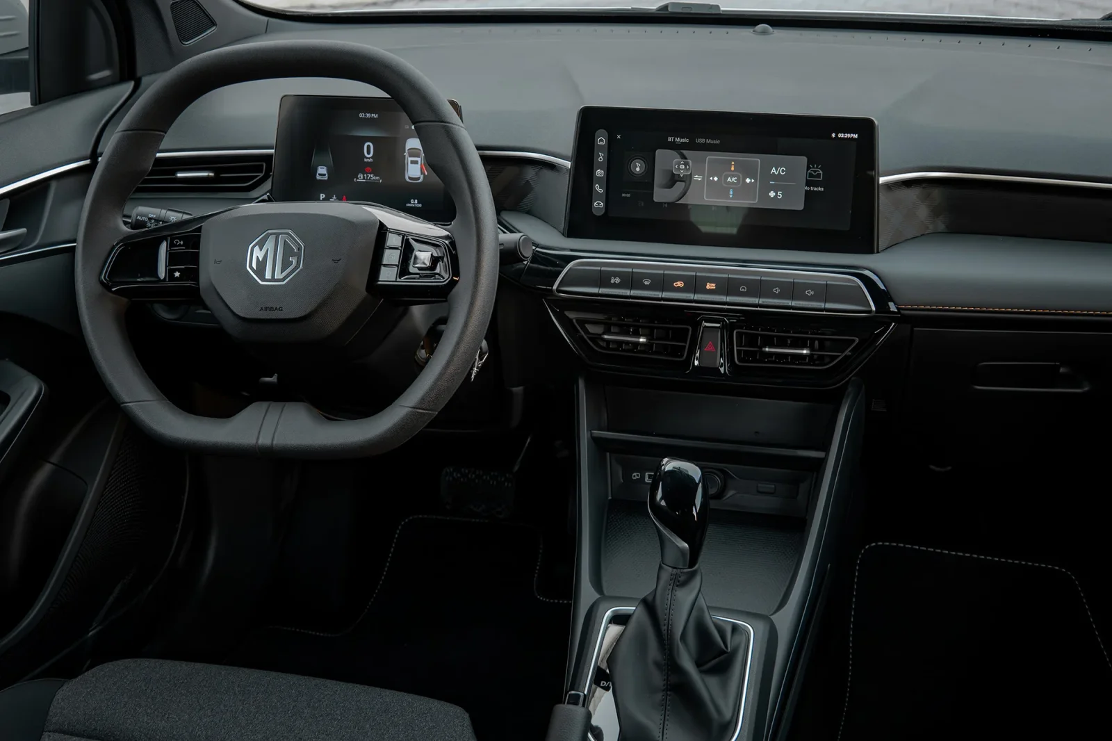 Affitto MG 3  Bianco 2025 in Abu Dhabi - 4 