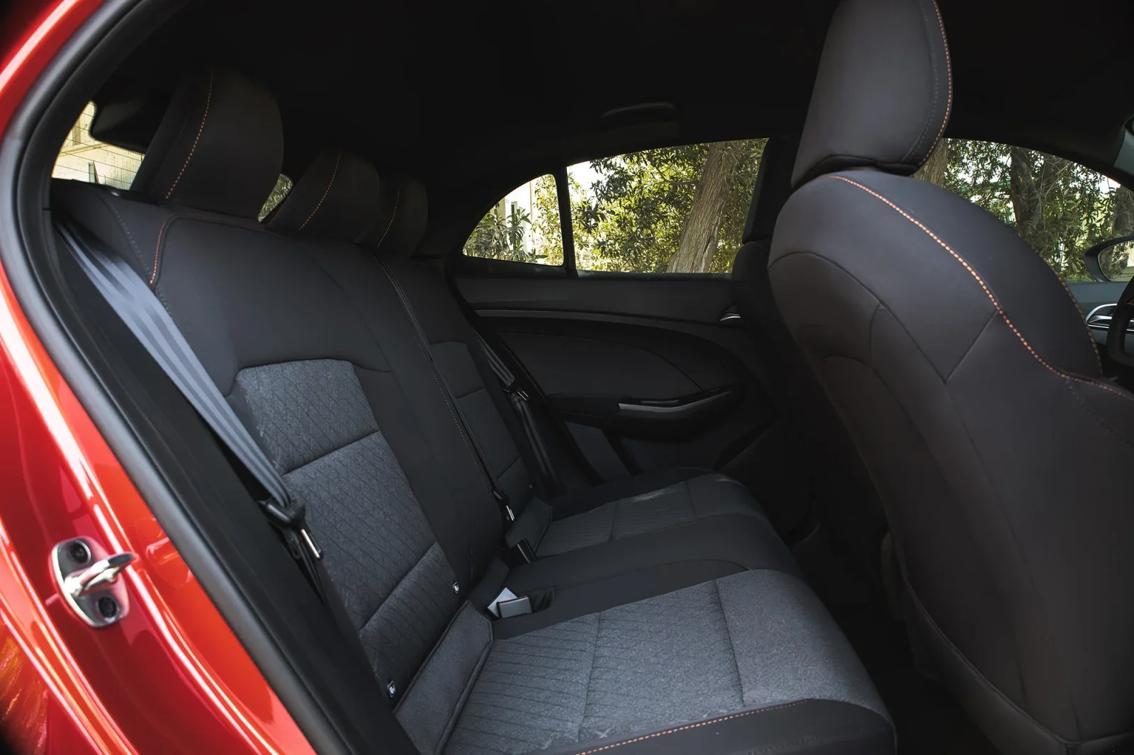 Affitto MG 3  Rosso 2025 in Abu Dhabi - 8 