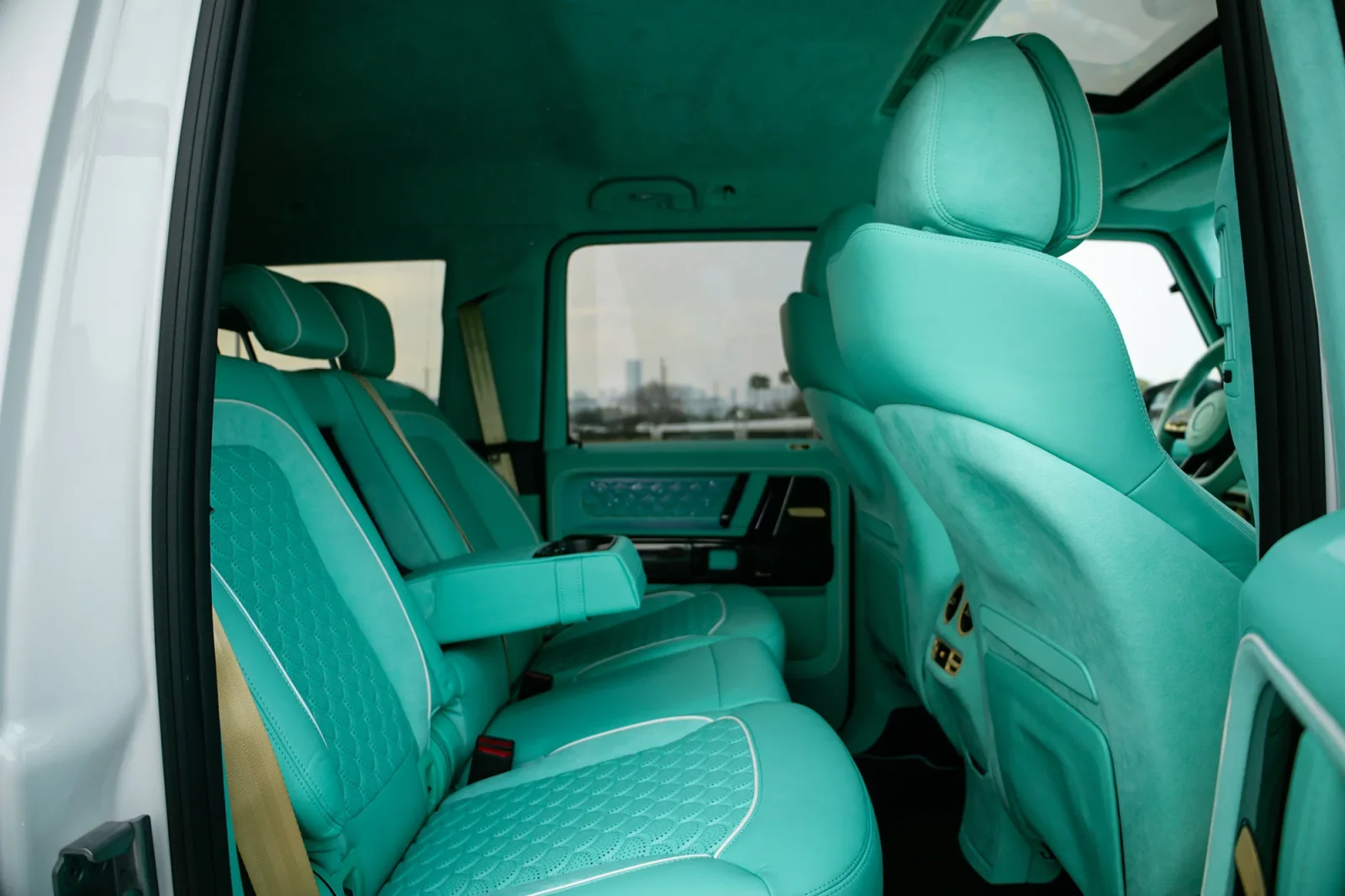 Rent Mercedes-Benz G-Class Brabus 800 Carbon Kit White 2023 in Abu Dhabi - 7 