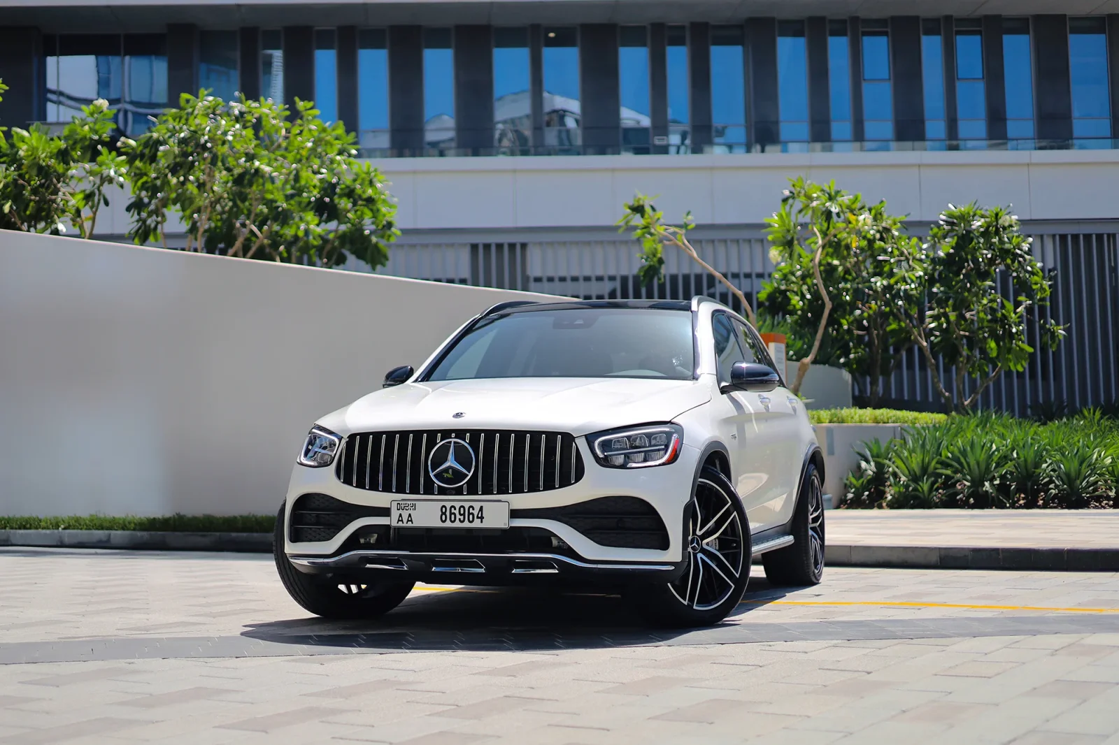 Kiralık Mercedes-Benz GLC 43 AMG Beyaz 2022 içinde Abu Dhabi
