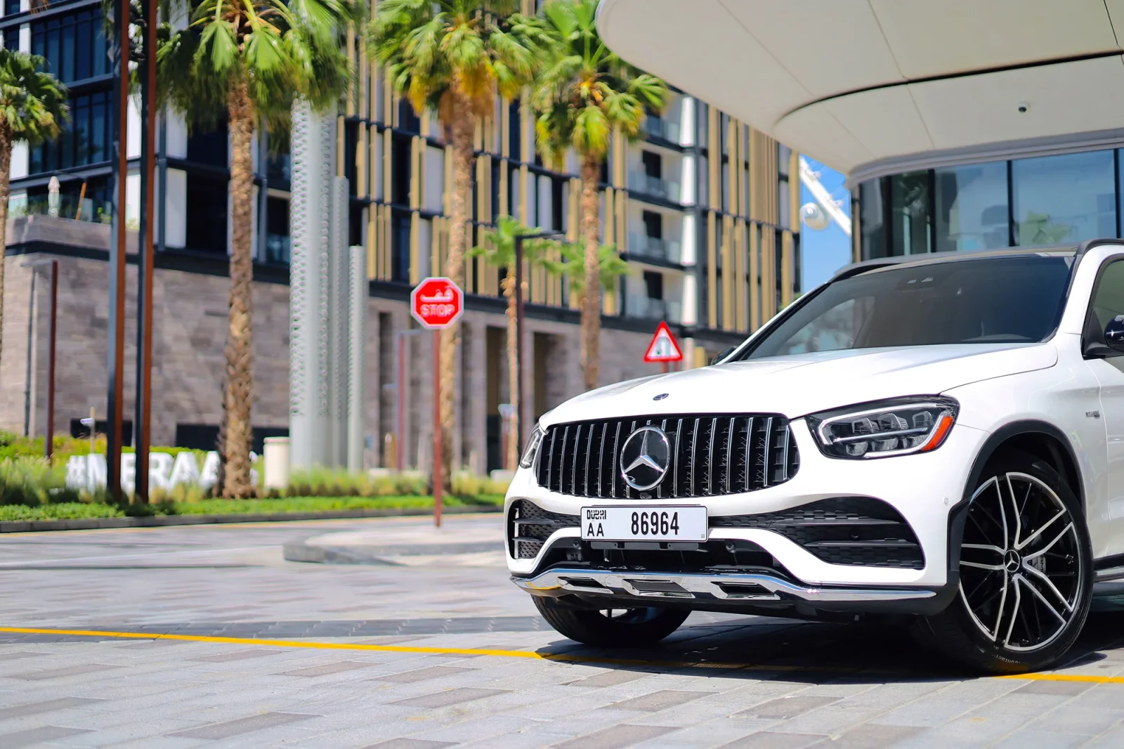 Kiralık Mercedes-Benz GLC 43 AMG Beyaz 2022 içinde Abu Dhabi - 3 