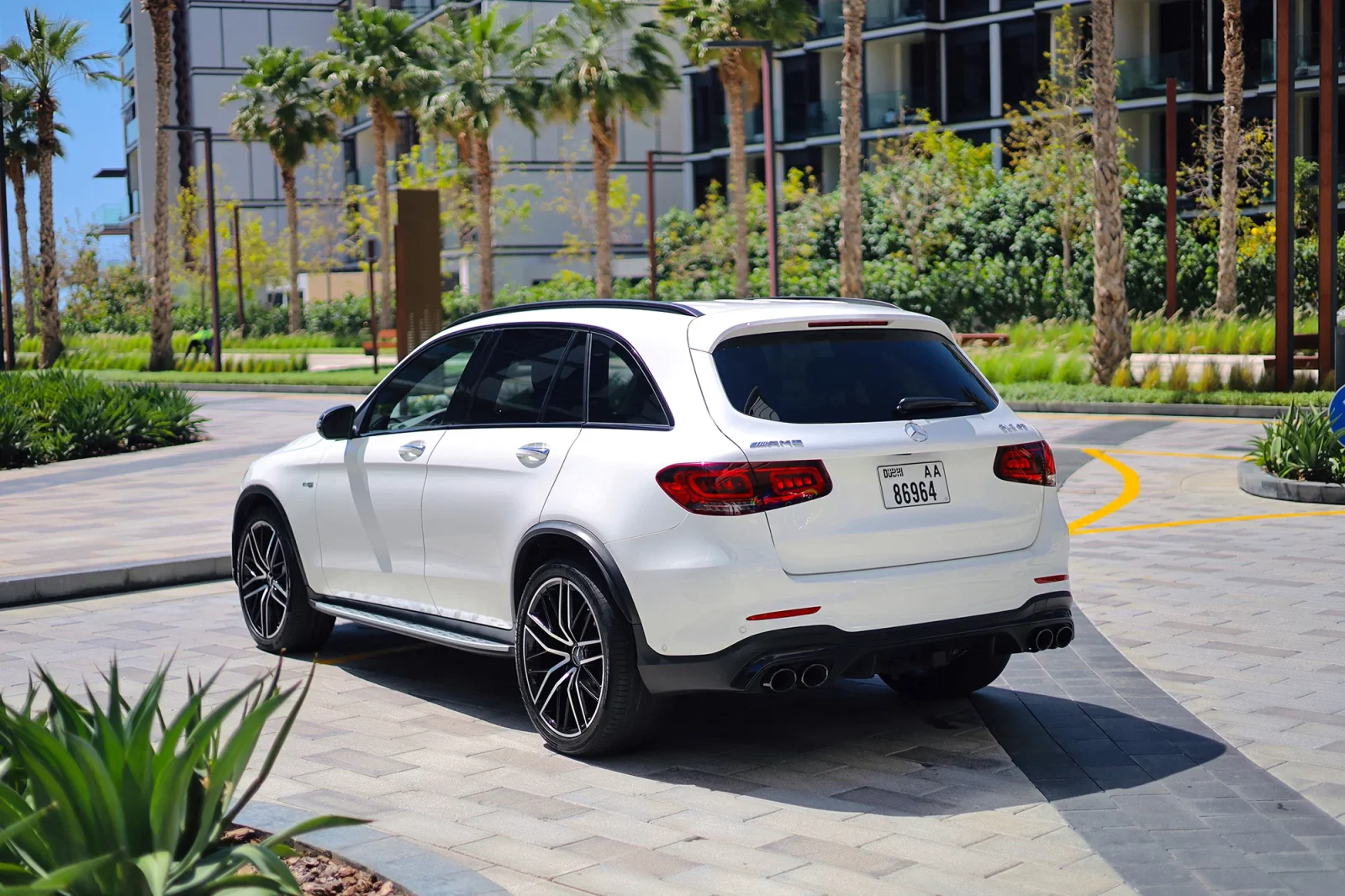 Kiralık Mercedes-Benz GLC 43 AMG Beyaz 2022 içinde Abu Dhabi - 15 