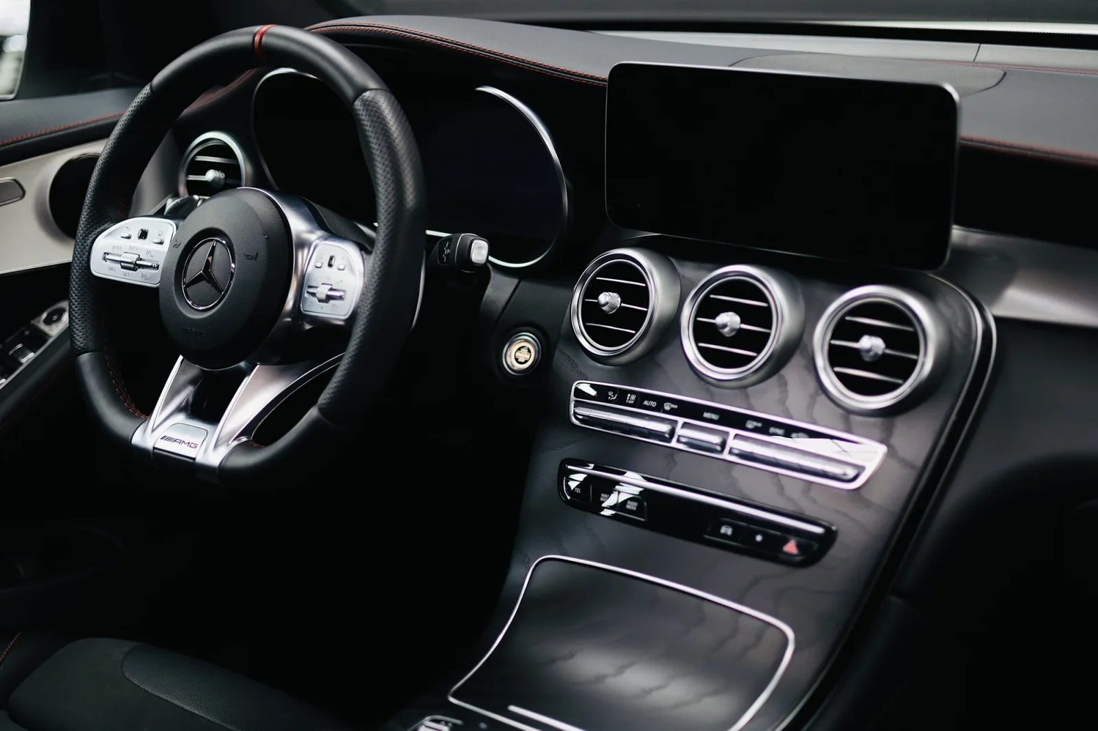 Kiralık Mercedes-Benz GLC 43 AMG Beyaz 2022 içinde Abu Dhabi - 4 