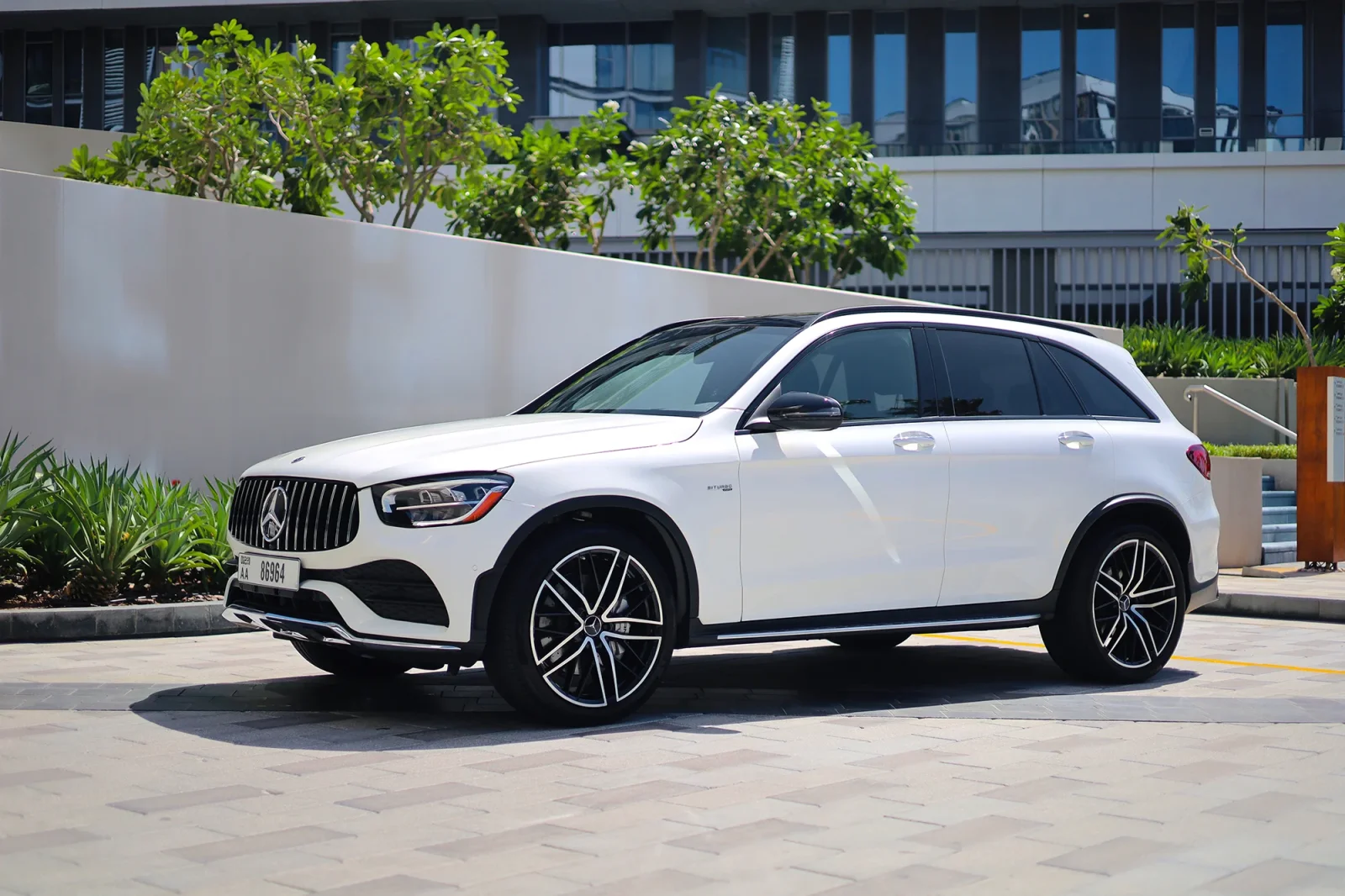 Kiralık Mercedes-Benz GLC 43 AMG Beyaz 2022 içinde Abu Dhabi - 7 