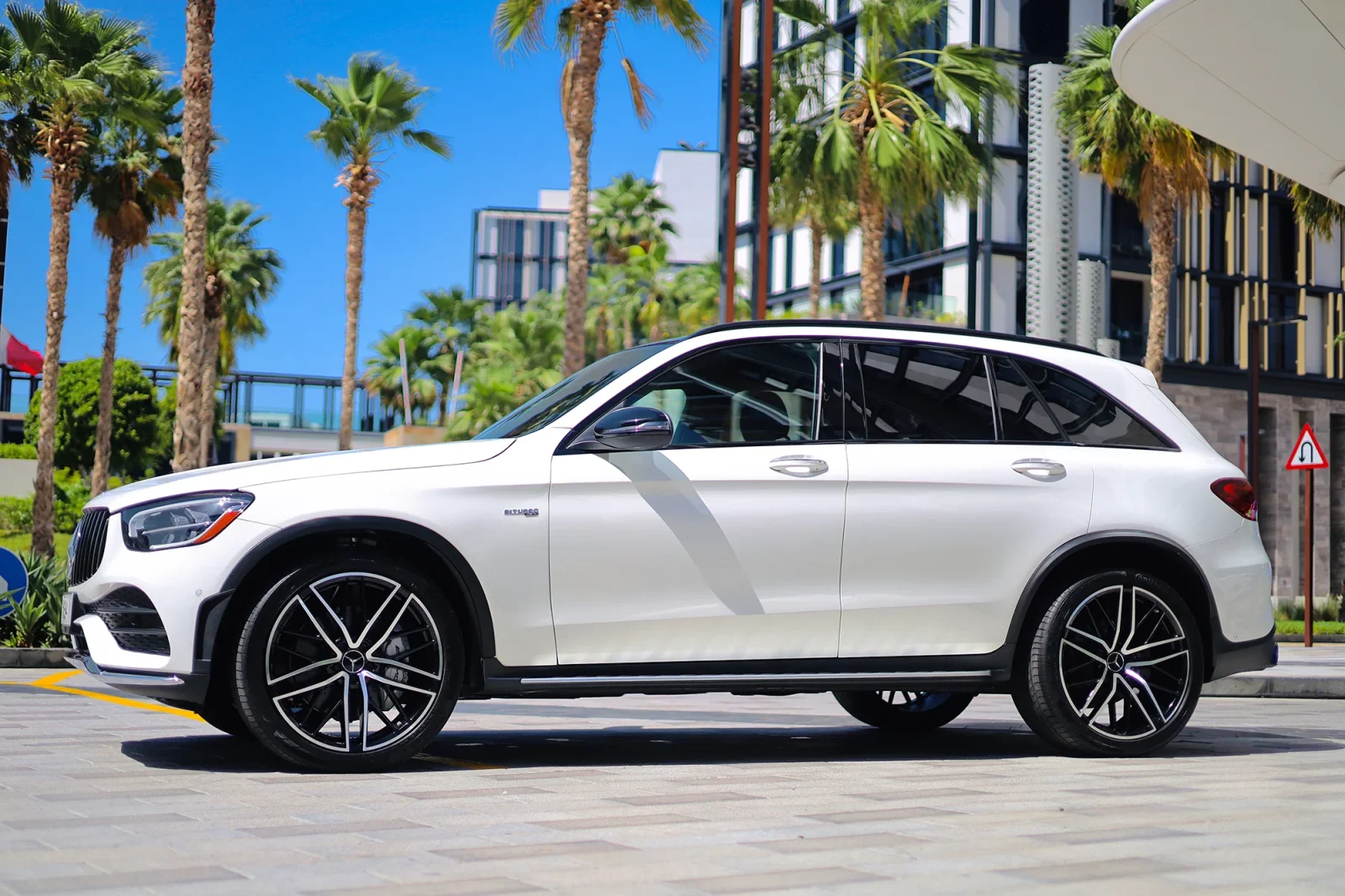 Kiralık Mercedes-Benz GLC 43 AMG Beyaz 2022 içinde Abu Dhabi - 12 