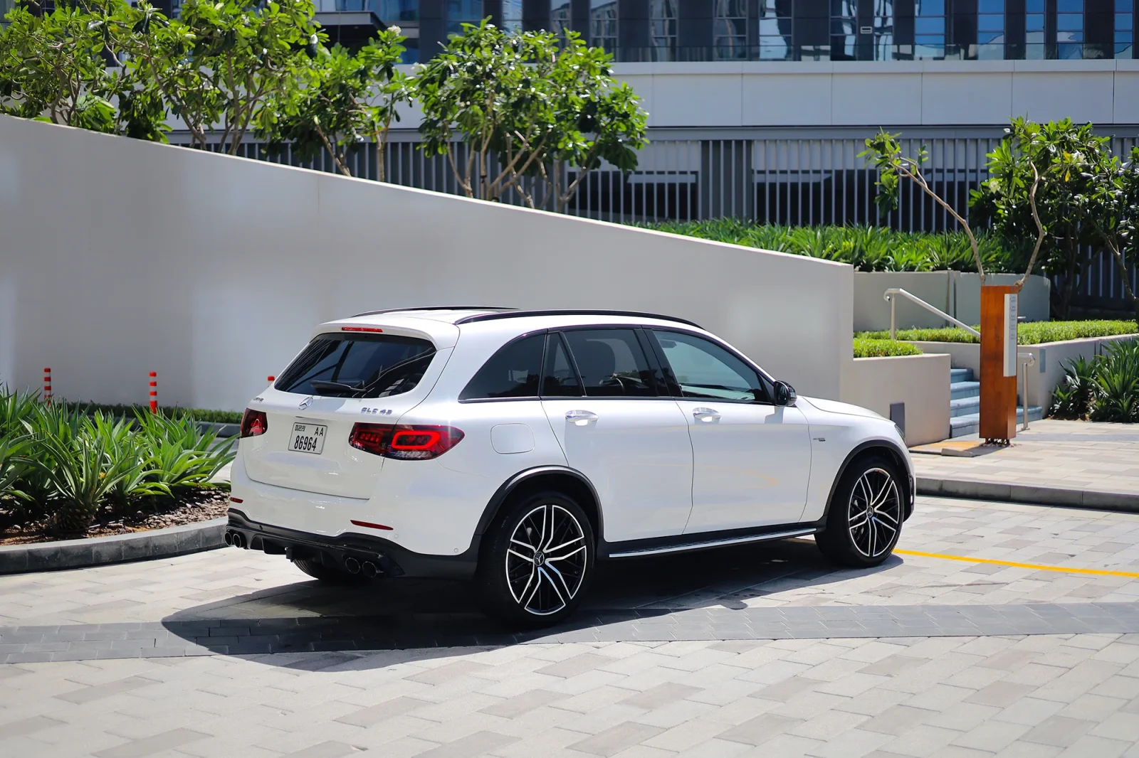Kiralık Mercedes-Benz GLC 43 AMG Beyaz 2022 içinde Abu Dhabi - 13 