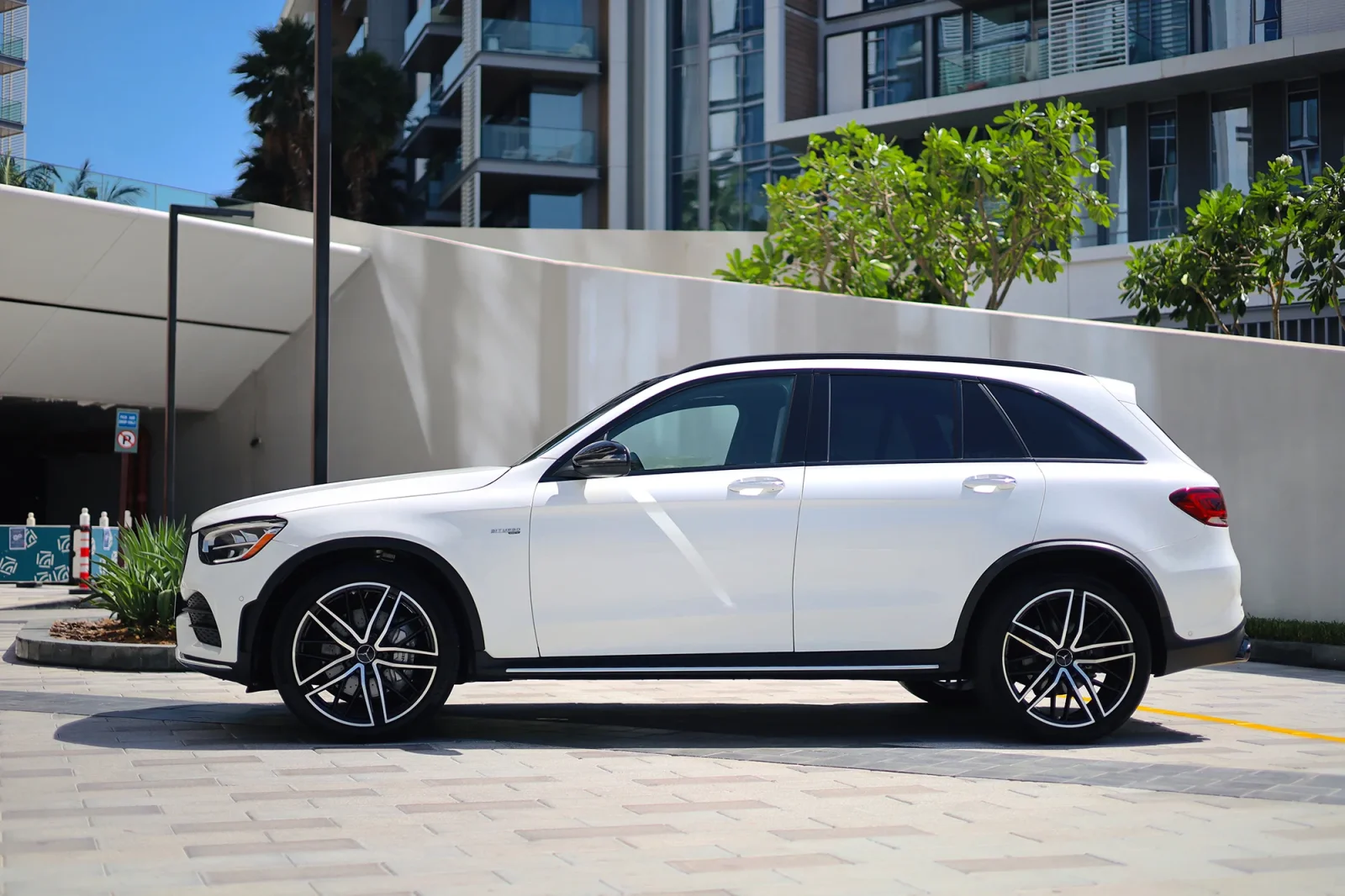 Kiralık Mercedes-Benz GLC 43 AMG Beyaz 2022 içinde Abu Dhabi - 18 