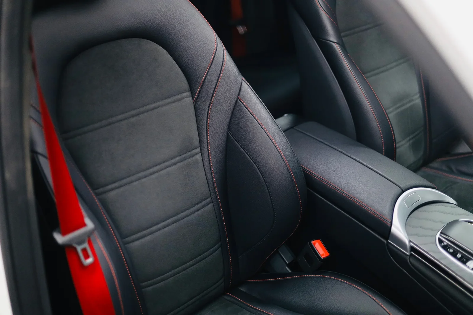 Kiralık Mercedes-Benz GLC 43 AMG Beyaz 2022 içinde Abu Dhabi - 5 