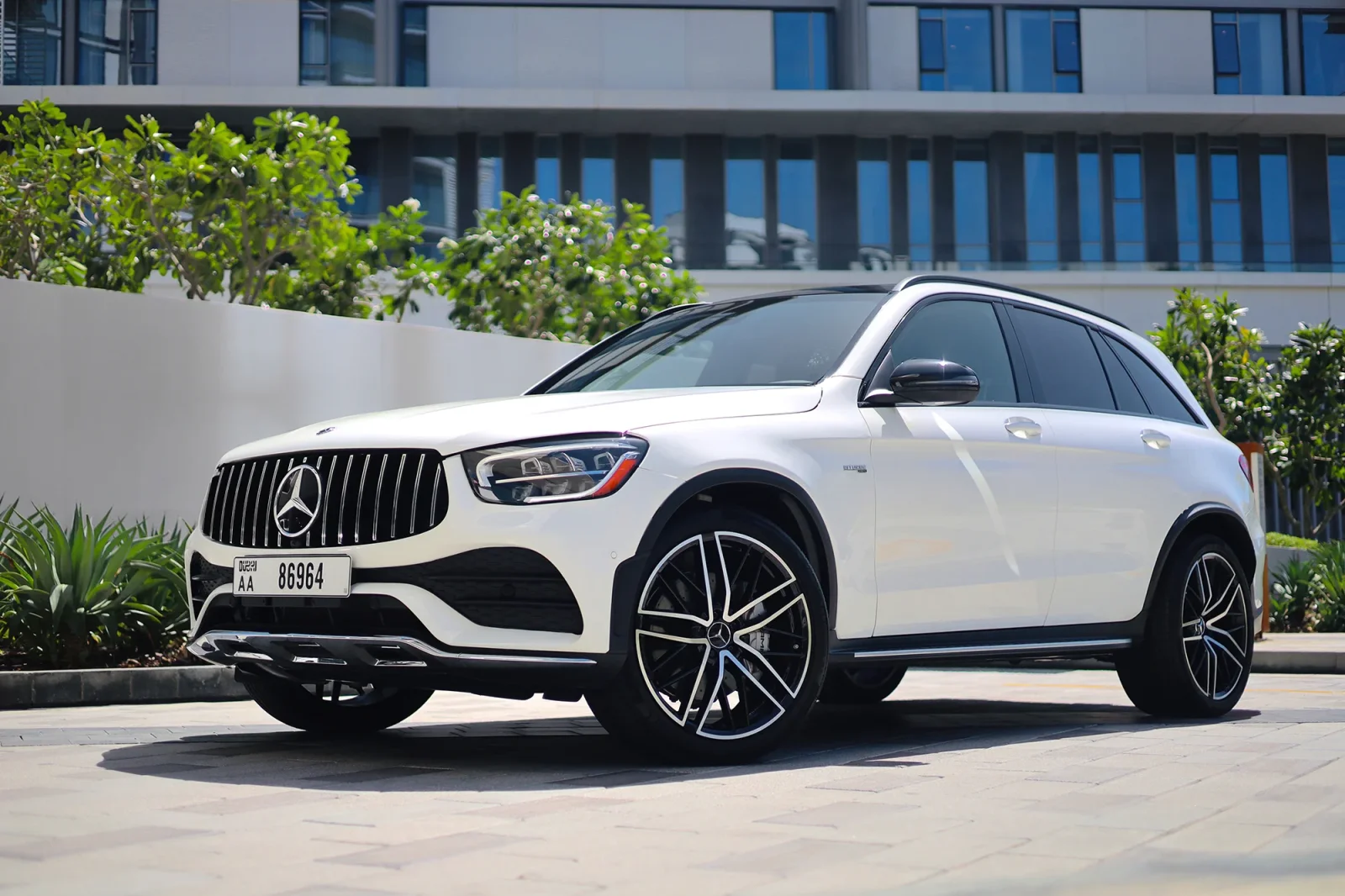 Kiralık Mercedes-Benz GLC 43 AMG Beyaz 2022 içinde Abu Dhabi - 8 