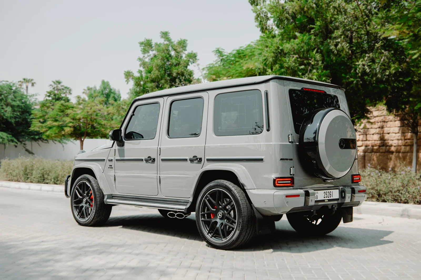 Alquiler Mercedes-Benz G-Class  Gris 2022 en Abu Dabi - 9 