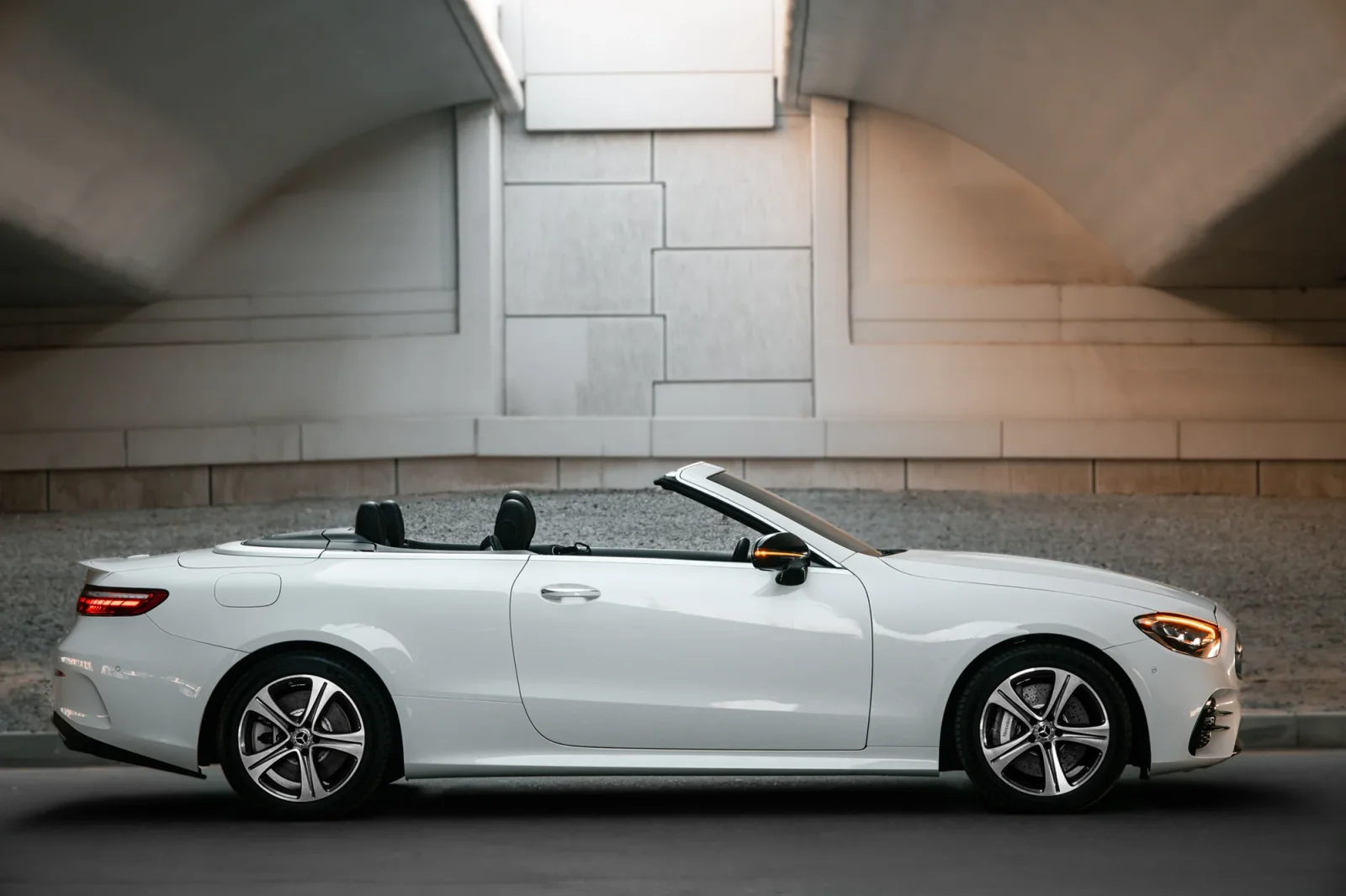 Rent Mercedes-Benz E-Class E450 White 2023 in Abu Dhabi - 9 