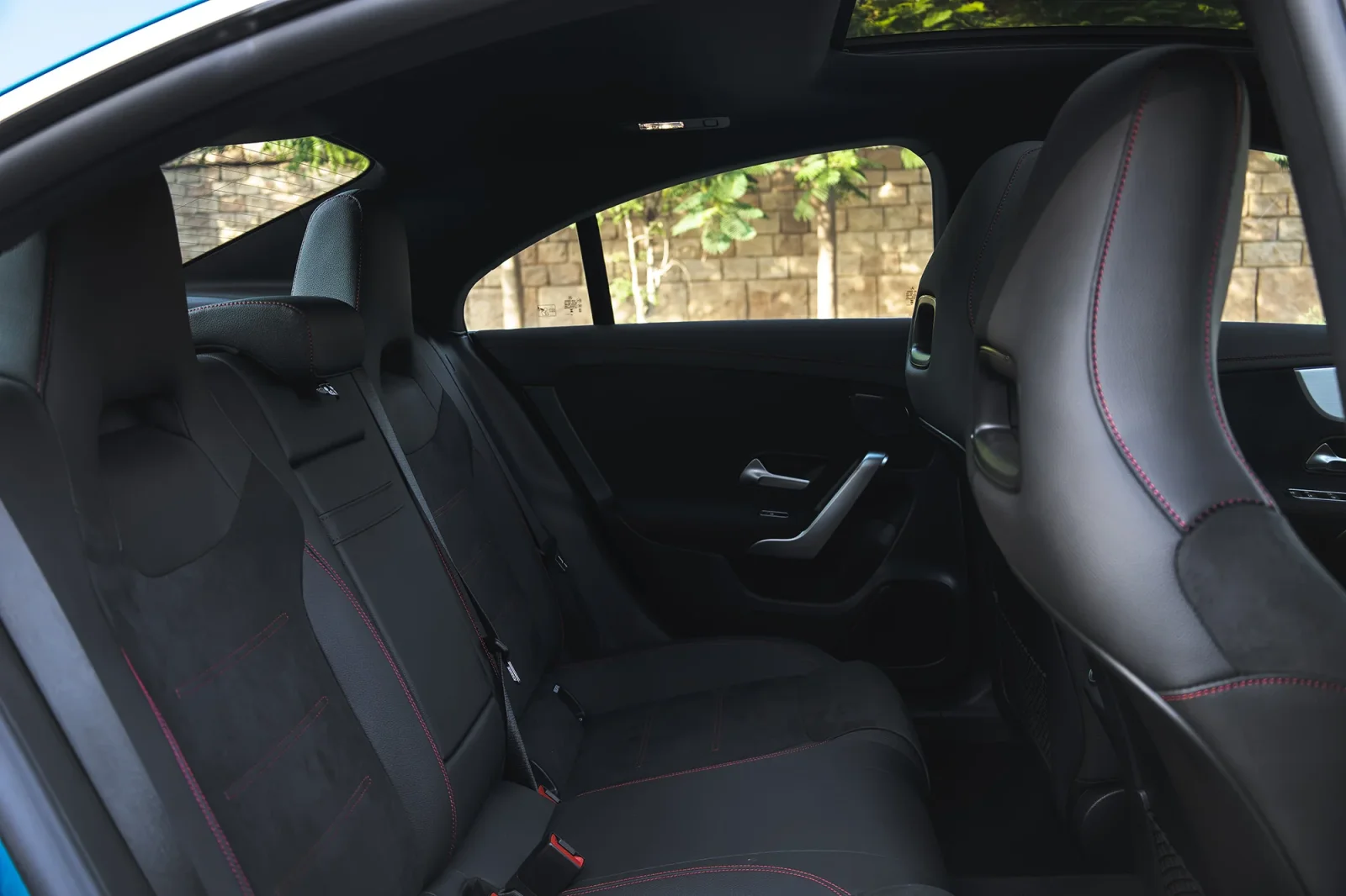 Alquiler Mercedes-Benz CLA-Class 4M Azul 2024 en Abu Dabi - 6 