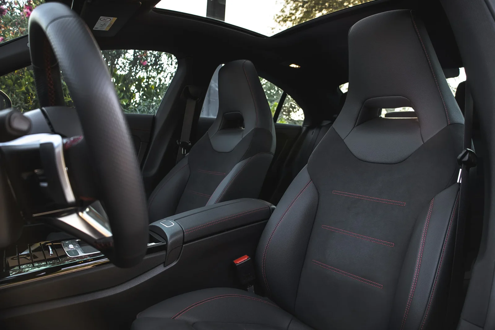 Alquiler Mercedes-Benz CLA-Class 4M Azul 2024 en Abu Dabi - 3 