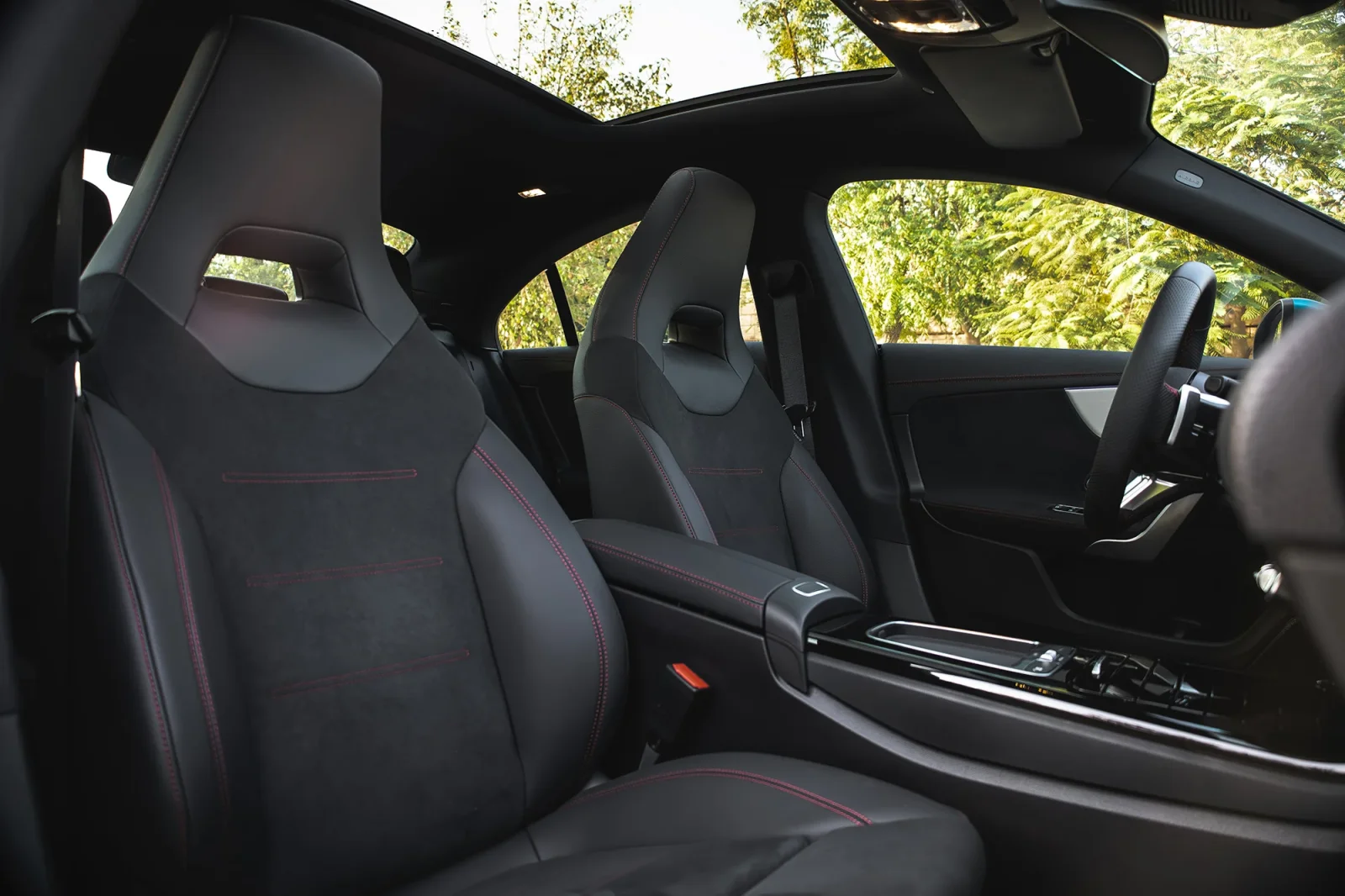 Alquiler Mercedes-Benz CLA-Class 4M Azul 2024 en Abu Dabi - 7 