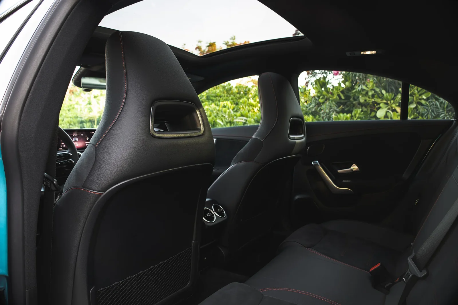 Alquiler Mercedes-Benz CLA-Class 4M Azul 2024 en Abu Dabi - 5 