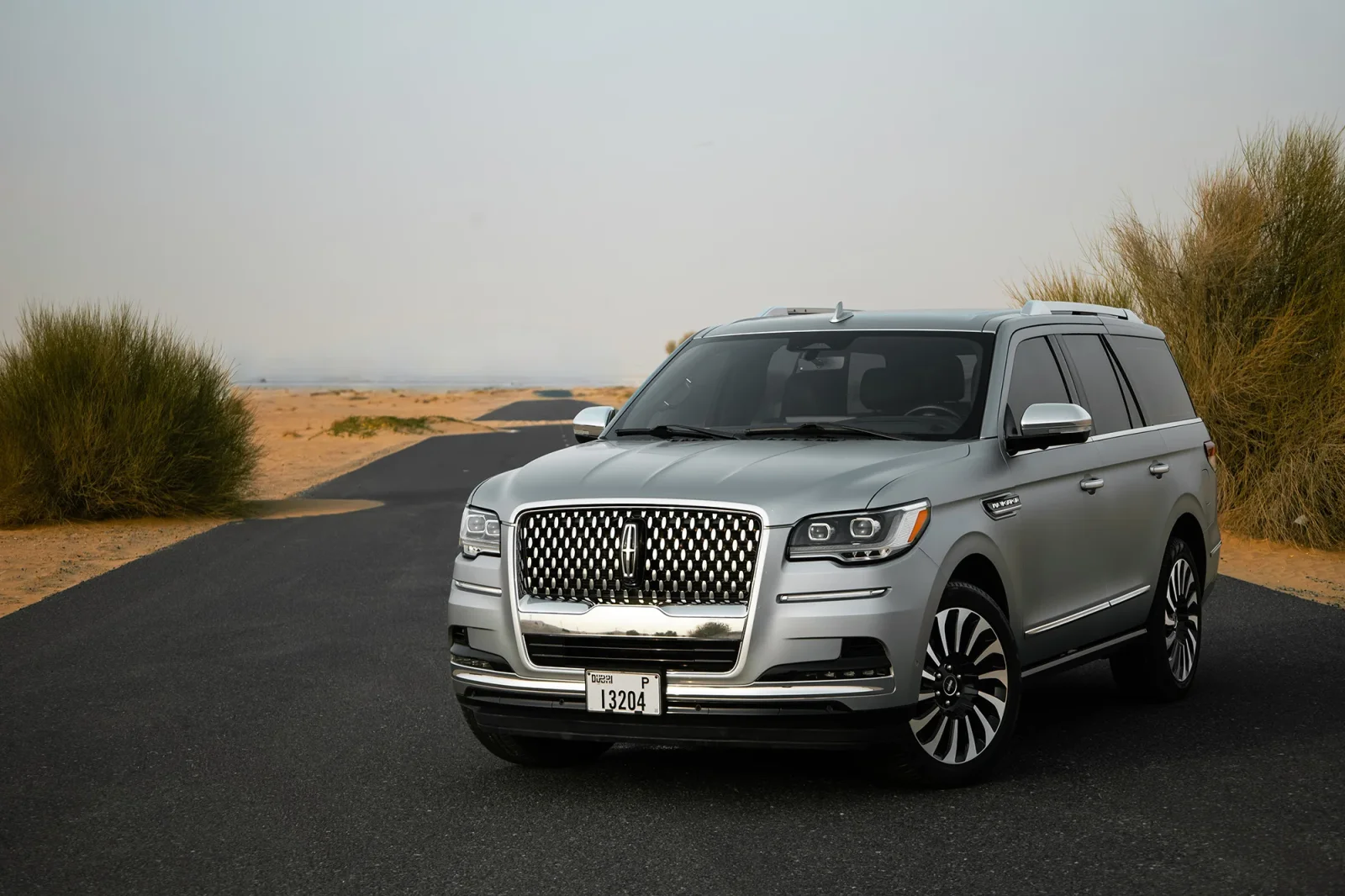 Alquiler Lincoln Navigator  Plata 2022 en Abu Dabi