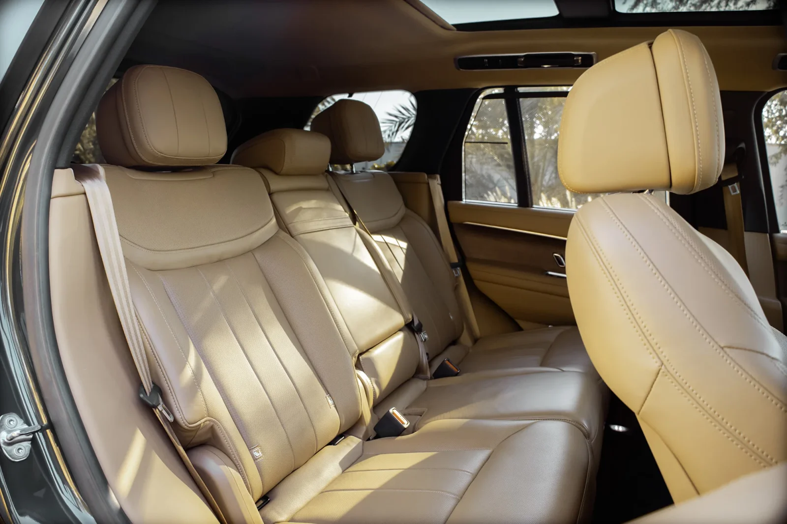 Rent Land Rover Range Rover  HSE  Green 2023 in Abu Dhabi - 8 