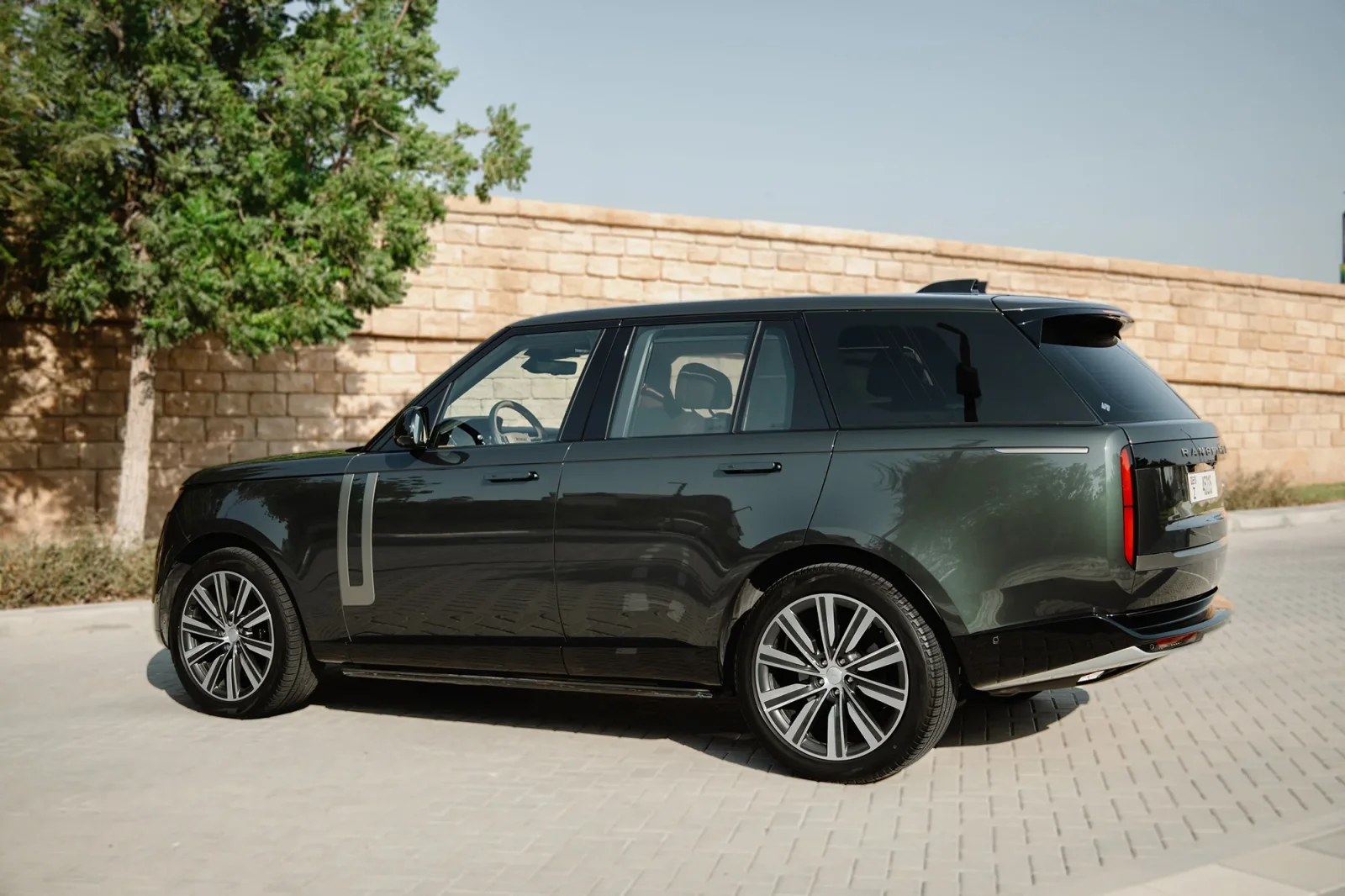 Аренда Land Rover Range Rover  HSE Зеленый 2023 в Абу-Даби - 16 